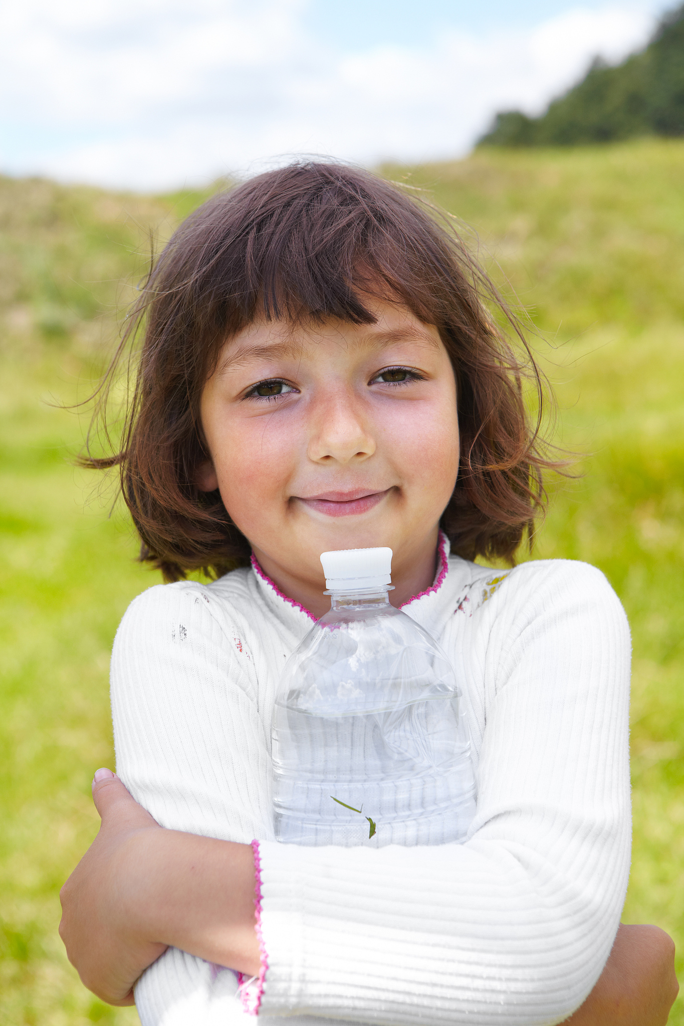 the child holds a bottle with water