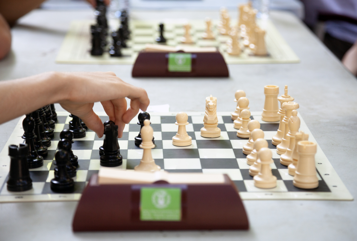 国际象棋对战：白棋先行 e4，你来应战！