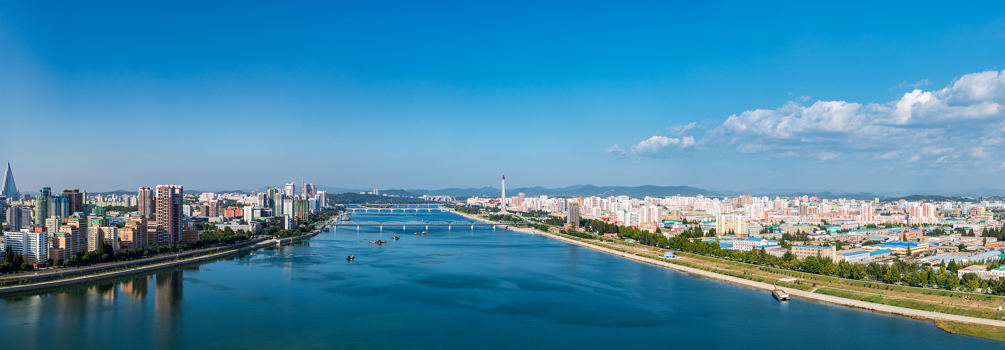 朝鲜平壤大同江畔城市风光高视角全景图