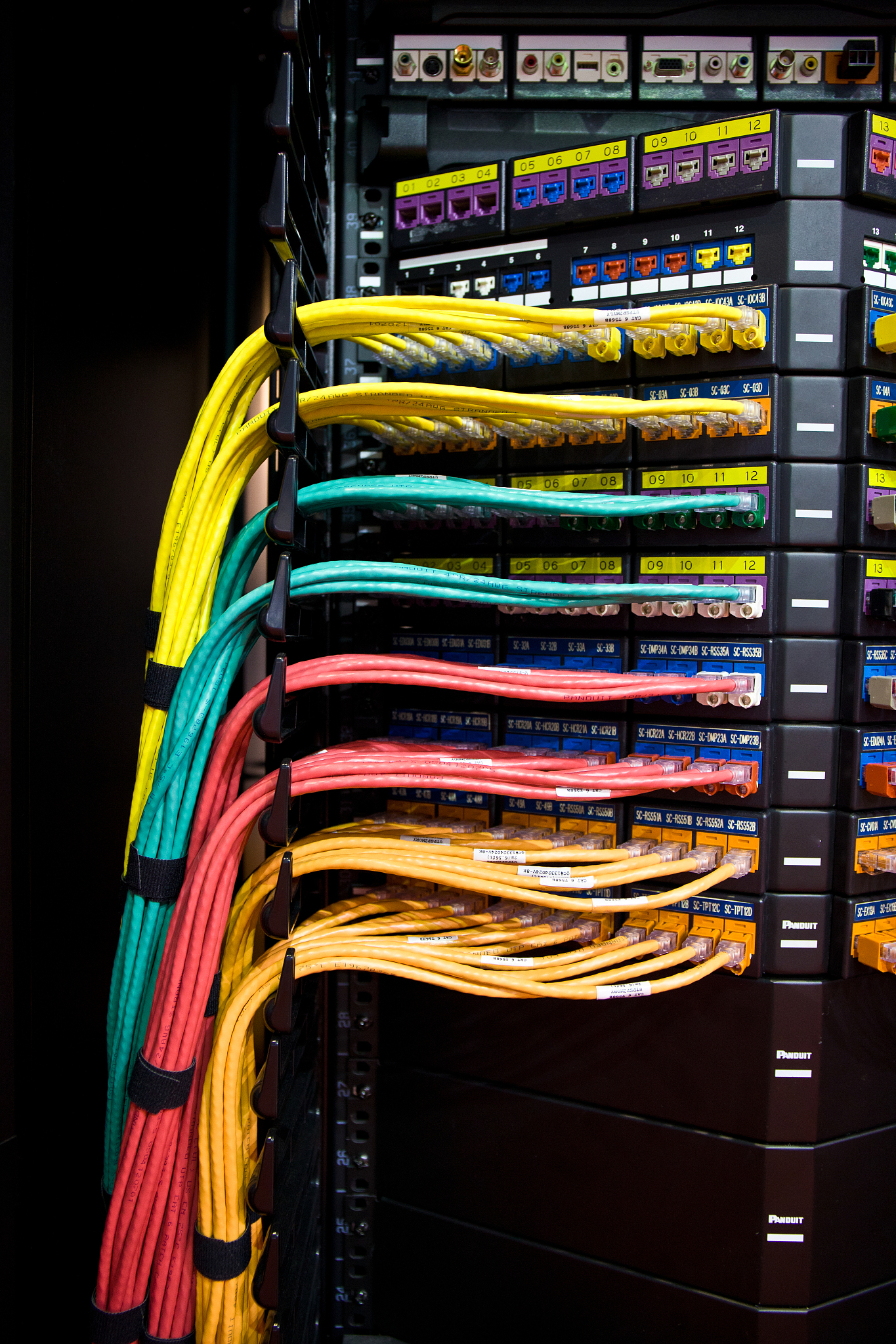 请扮演一个高级程序员用py写一个介绍MC的手机软件