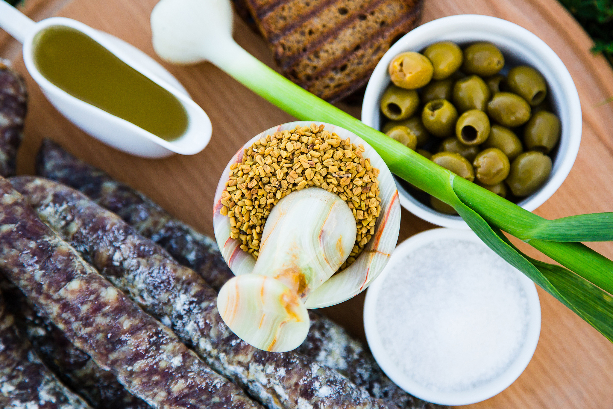 六种你经常吃的食物正在悄悄让你变老尤其是最后一种啊说不定你现在正在吃。第一个方便面高油高热量里面的防腐剂含有使用钠也会影响新陈代谢。第二个呢爆米花和皮蛋含铅高会破坏神经细胞脱氧核糖核酸的功能容易加速衰老。第三个咸菜含盐高。第四罐头各种的添加剂、防腐剂还有颜色增加剂会影响女生小心肝的代谢。第五呢酒长期酗酒的女生很容易姨妈不规律皮肤松弛暗沉。只有一个就是螺蛳粉螺蛳粉的汤底是用螺熬制的它属于寒凉食物女生