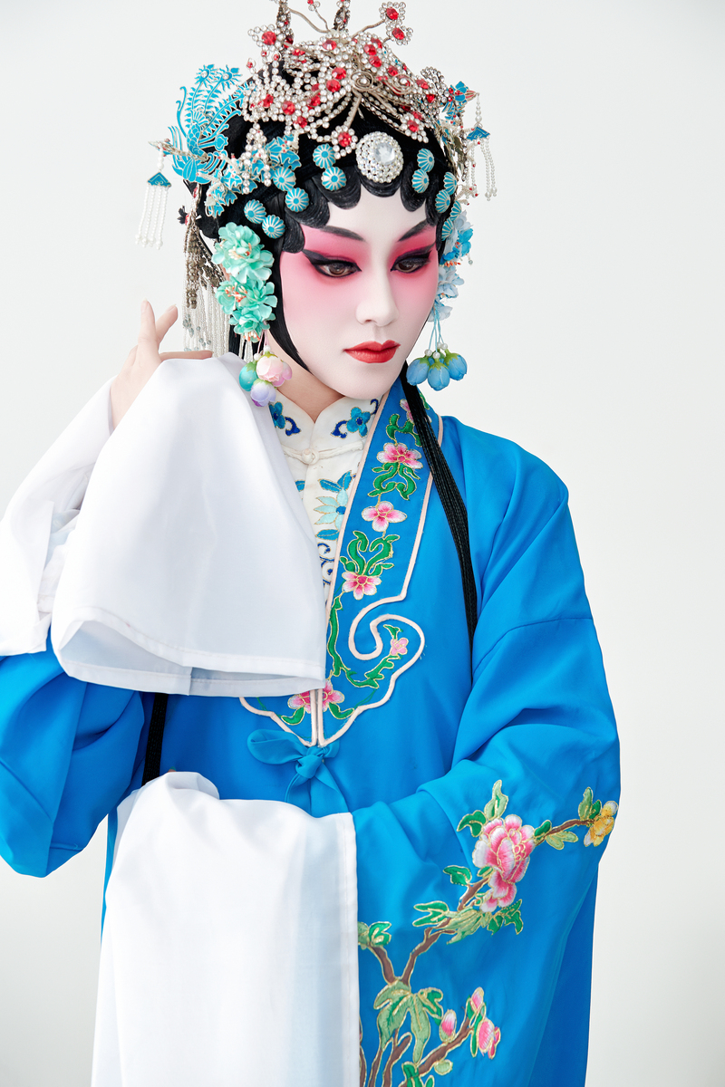 女演员们正在扮演京剧和昆曲中的青衣角色,这两种剧种