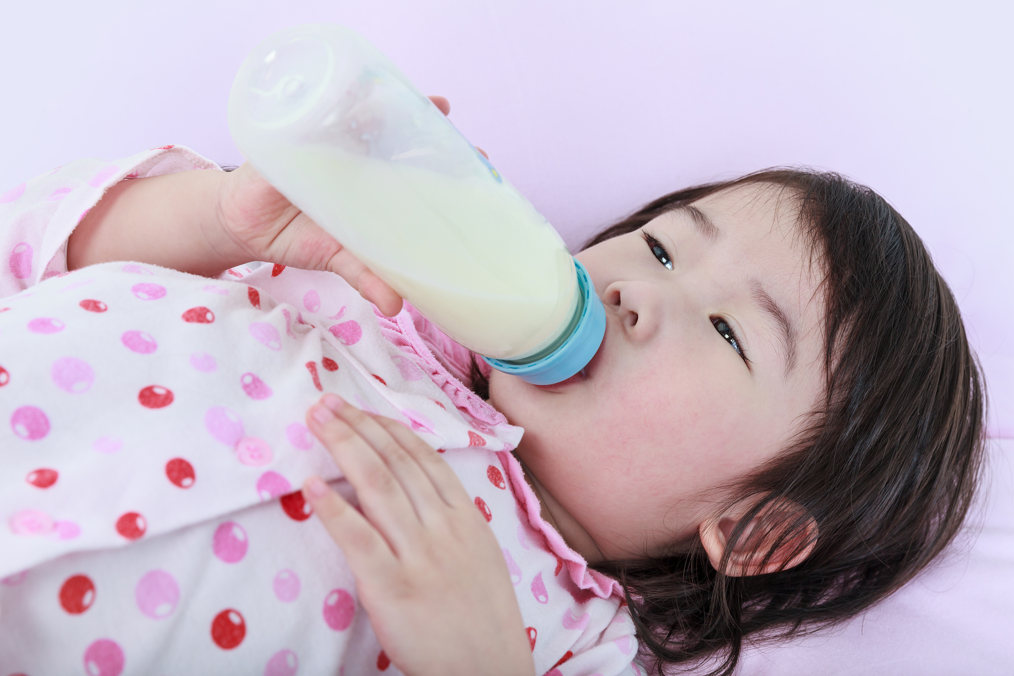 为什么2月龄的小宝宝他突然不吃奶瓶了？之前他都是抗拒吃母乳喜欢吃奶瓶的。