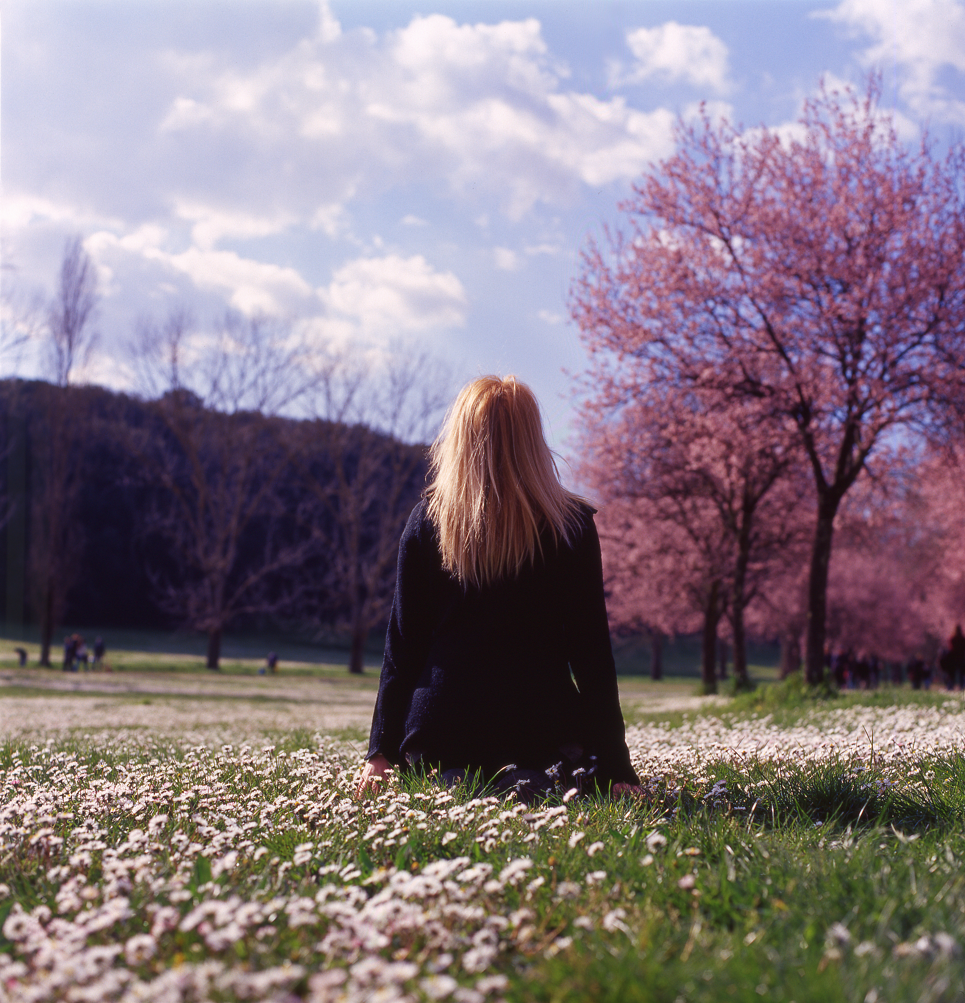 10 Lagu Barat Sedih & Menyentuh Hati untuk Mendengarkan Saat Hujan & Galau