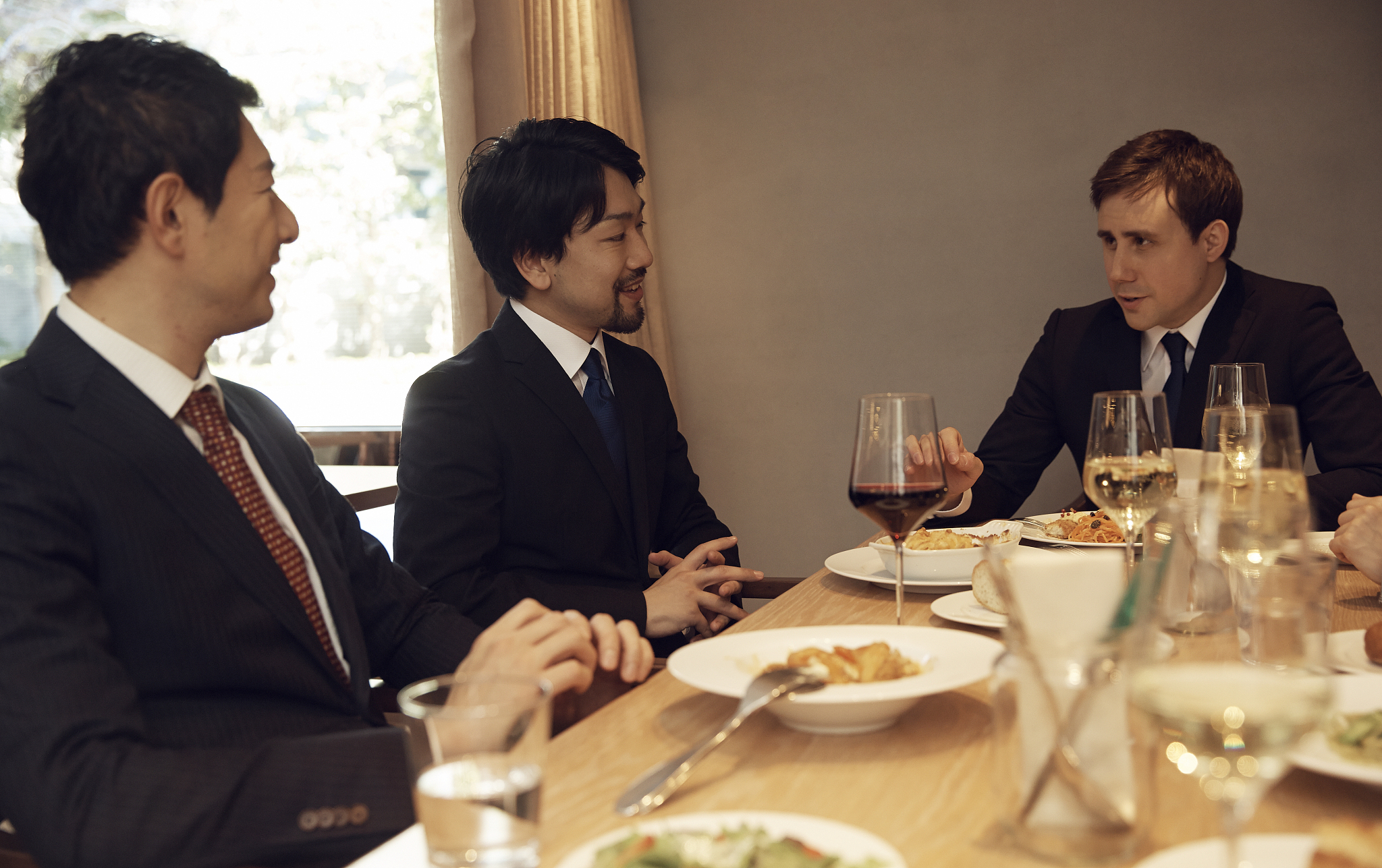 西方礼仪的特征和表现形式3000字论文西方礼仪是指西方社会中的行为规范和社交习惯它是西方文化的重要组成部分。西方礼仪的特征和表现形式主要包括以下几个方面。一、注重礼貌和尊重西方礼仪注重礼貌和尊重这是西方文化的重要特征之一。在西方社会中人们常常使用一些礼貌用语和礼貌行为来表达尊重和关心。比如人们在见面时会互相问候问候语通常是你好、早上好、晚上好等这些问候语可以表达出对对方的尊重和关心。此外在西方社会