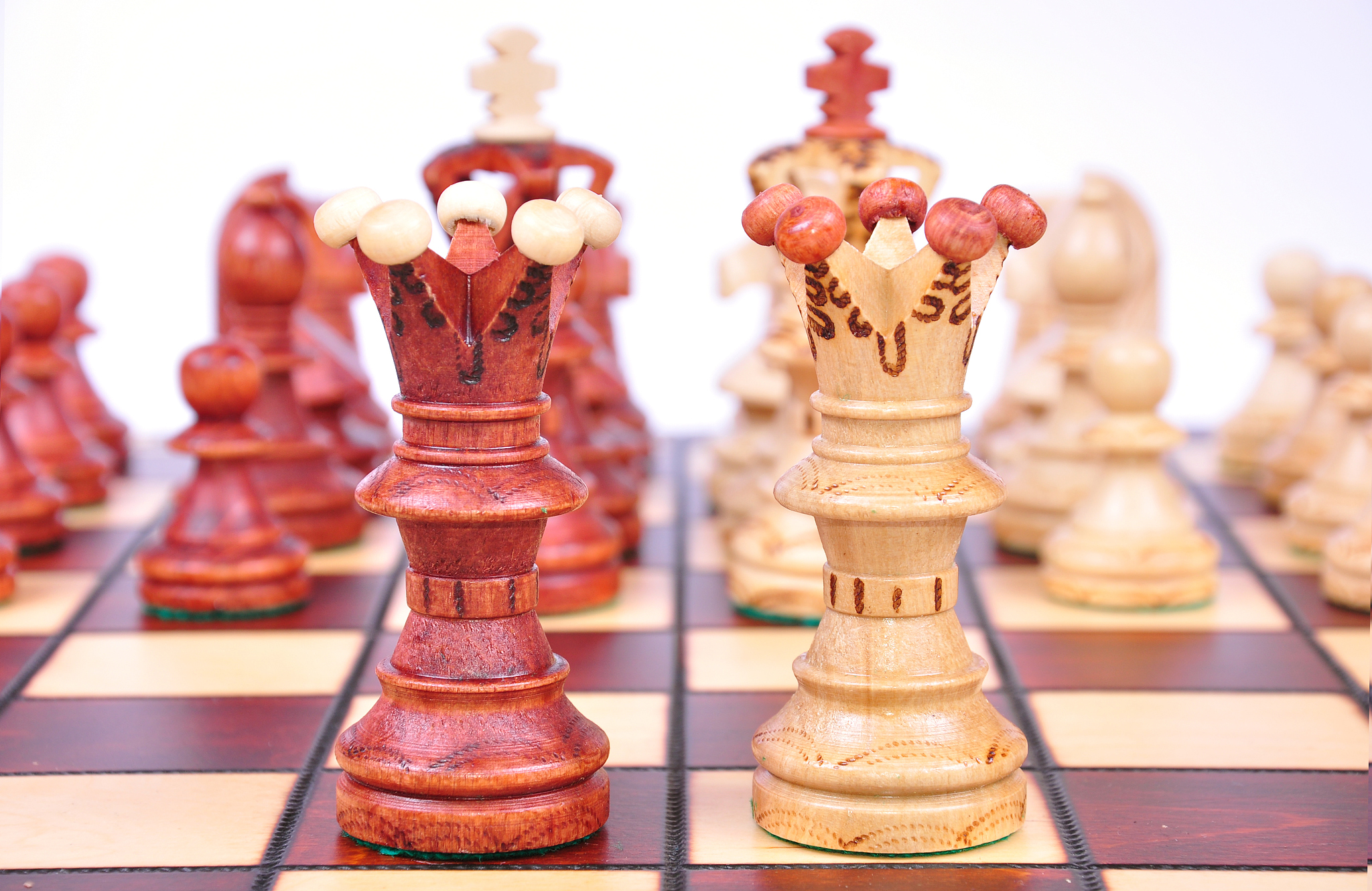 描述在国际象棋棋盘上放置八个皇后要求每两个皇后之间不能直接吃掉对方。输入描述无输出描述按给定顺序和格式输出所有八皇后问题的解见样例。希望能用c++编写代码一定要正确哦！