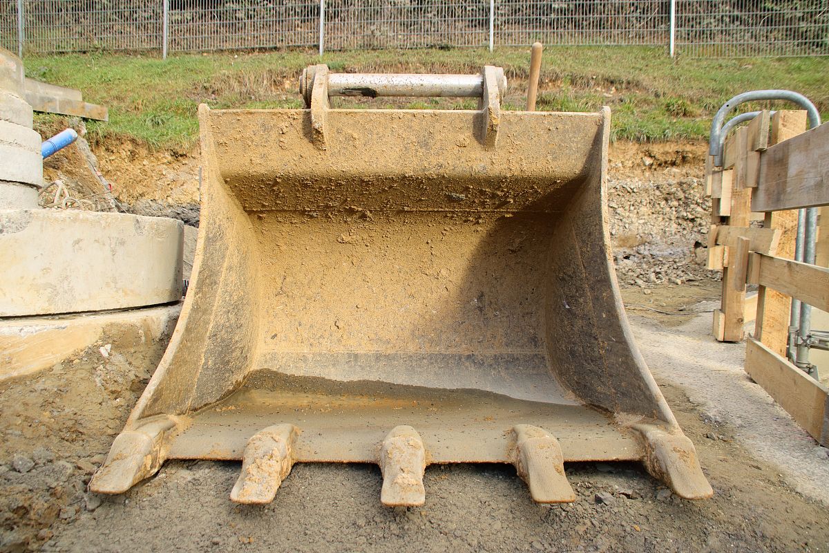 西安学挖掘机前景好吗？工资水平怎么样？