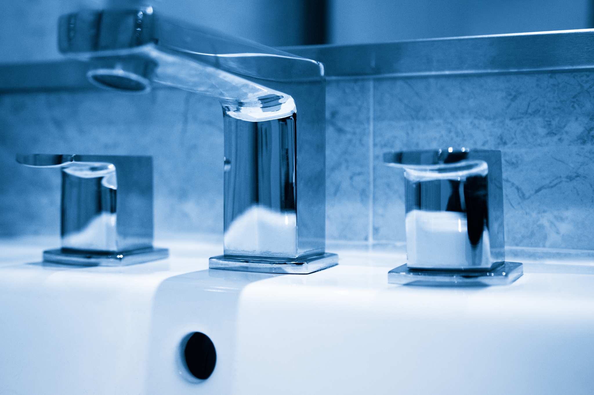 戴森：以意想不到的方式解决顾客问题它的外观是令人惊叹的圆润、精巧的不锈钢设计。从中心沿15°角向下延伸出侧翼犹如长着一对翅膀随时准备展翅高飞。这是波音最新设计的飞行器吗？不。它是近十年来市场上最具创新性的水槽龙头是以真空吸尘器、干手机和各种有别于市面上其他产品的独特无叶风扇而闻名于世的戴森公司Dyson Ltd正为传统水龙头带来的彻底变革。这款同时具有洗手和干手功能的干手机龙头使用时无须接触是戴森