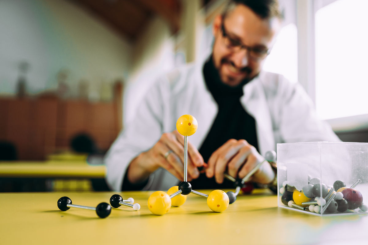 翻译成中文：In recent decades the composition and properties of catalytic active sites have been a focus of debate among researchers Representative hypotheses for several types of active sites includeNon-me