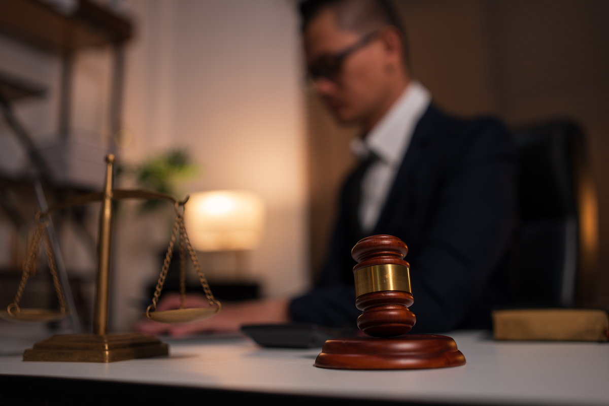 刑事案件选择律师：专业、诚信、人才、团队、责任心，刘校逢律师团队为您提供优质法律服务