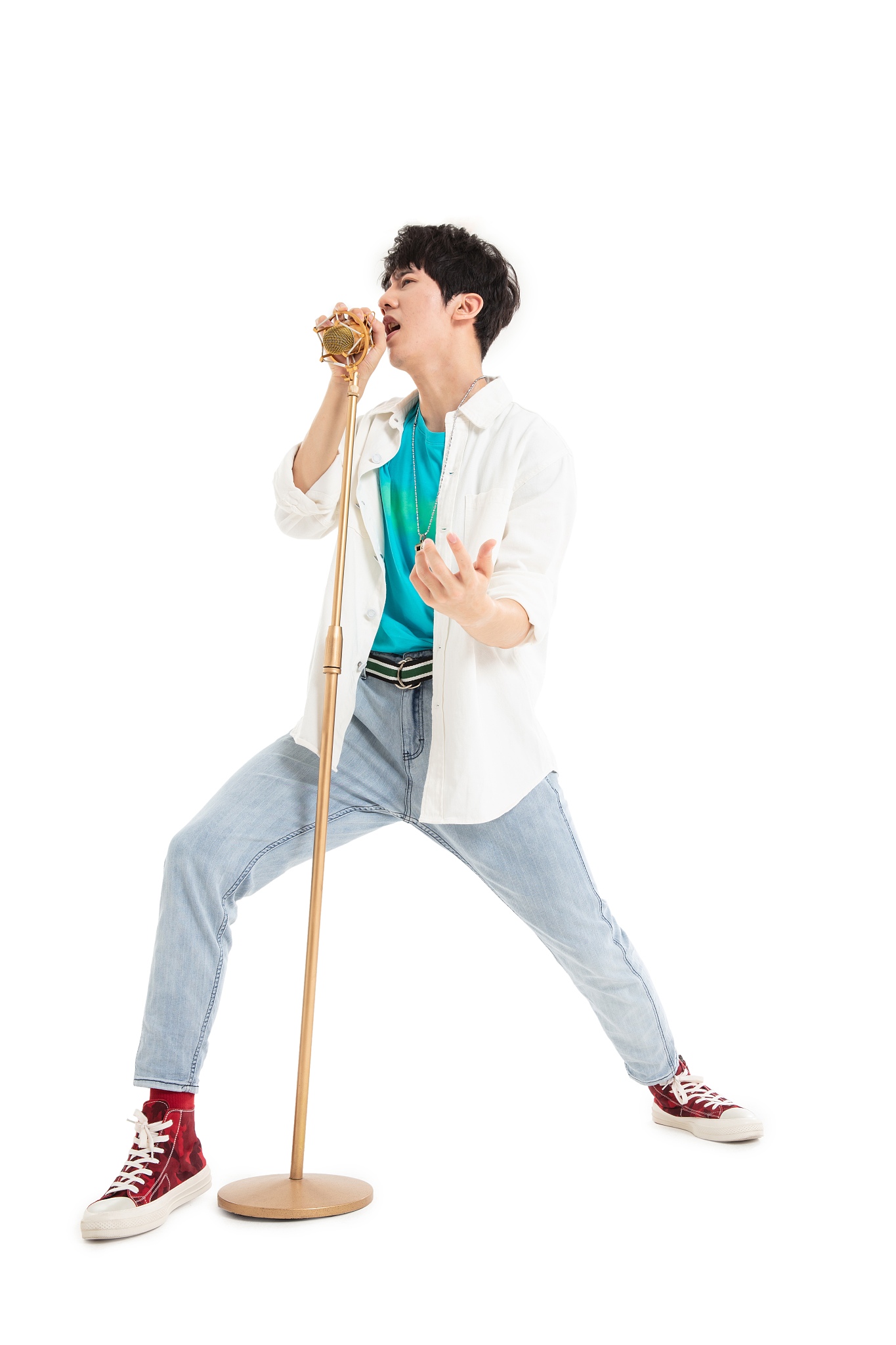 唱歌非常投入的年轻<strong>男生</strong>