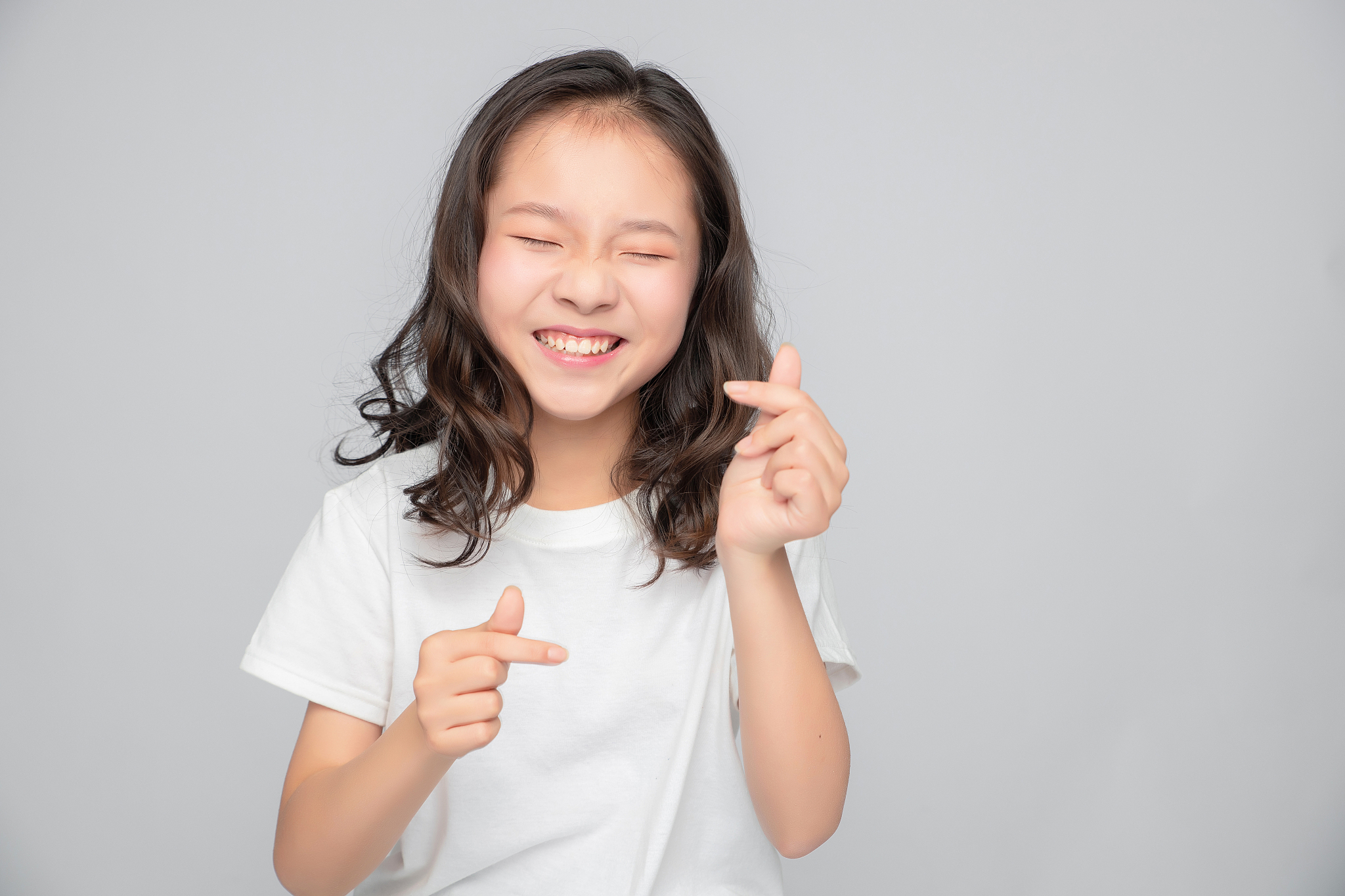 灰色背景里的亚洲小学女生