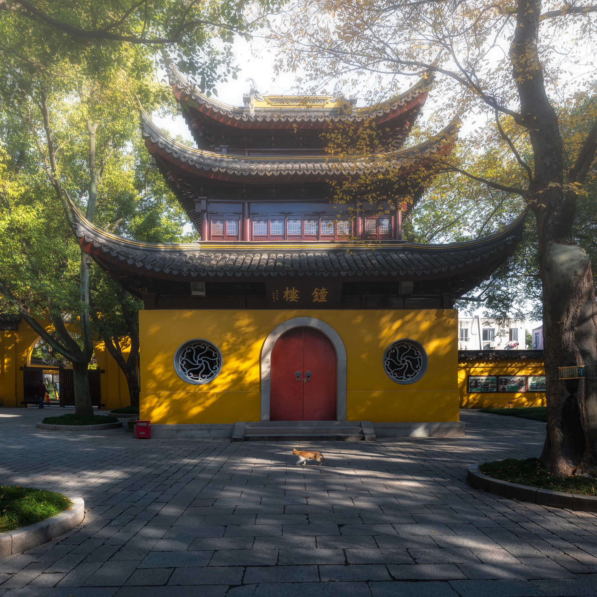 请给苏州灵岩寺写一首游玩绝句