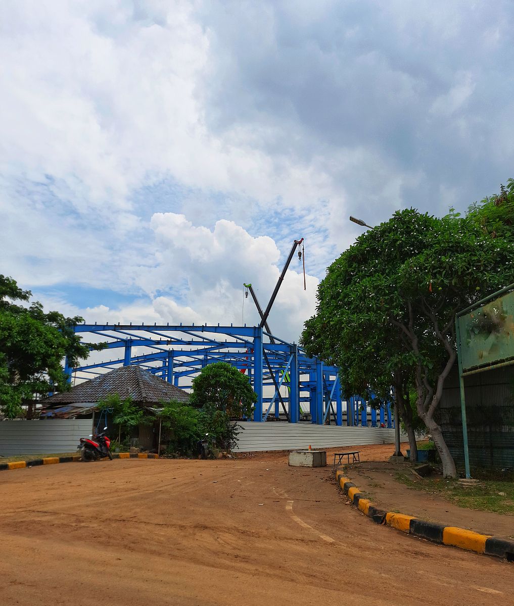 模仿走进广通工电段大德工区的崇德家园成昆精神遍布在这里的每一个角落工区的小径两侧、工区的文化墙、党员活动室的一个个老物件以及院子中间的一根接力棒雕塑；寓意继承老一辈的成昆人使命接续奋斗再创辉煌。写一个保山的