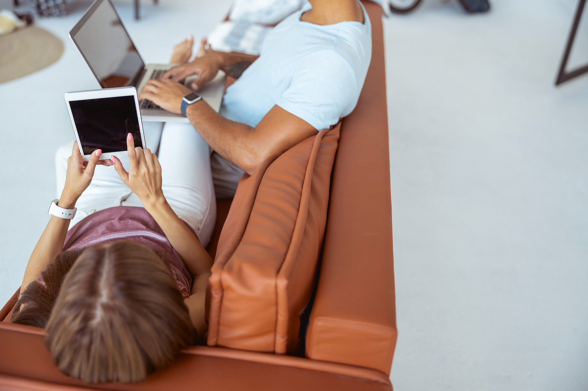 用远在天涯尽在耳边这个软件调出光与夜之恋萧逸的声音告知参数 用250字帮我描述