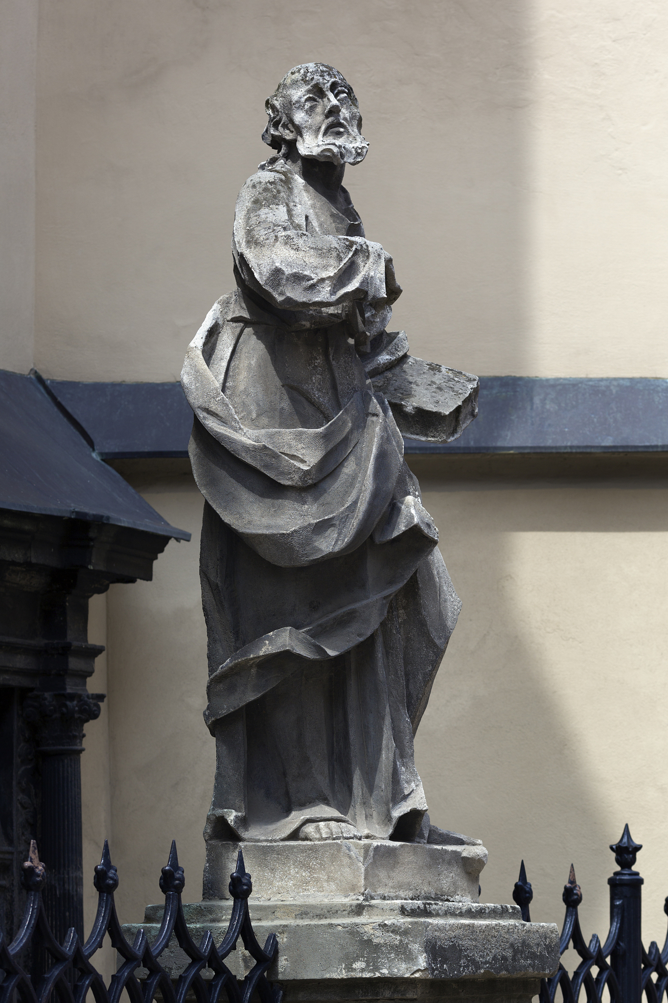 the sculpture of the old man