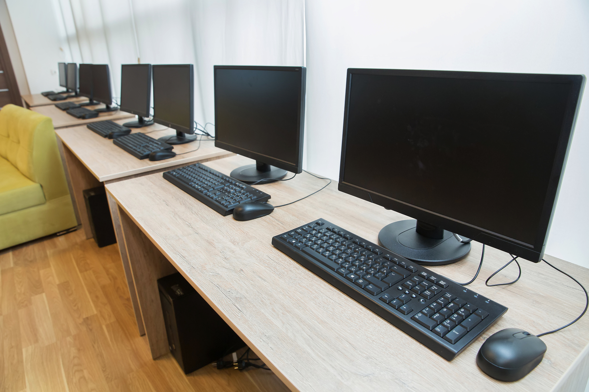 写一个向某公司租赁键盘鼠标的示列