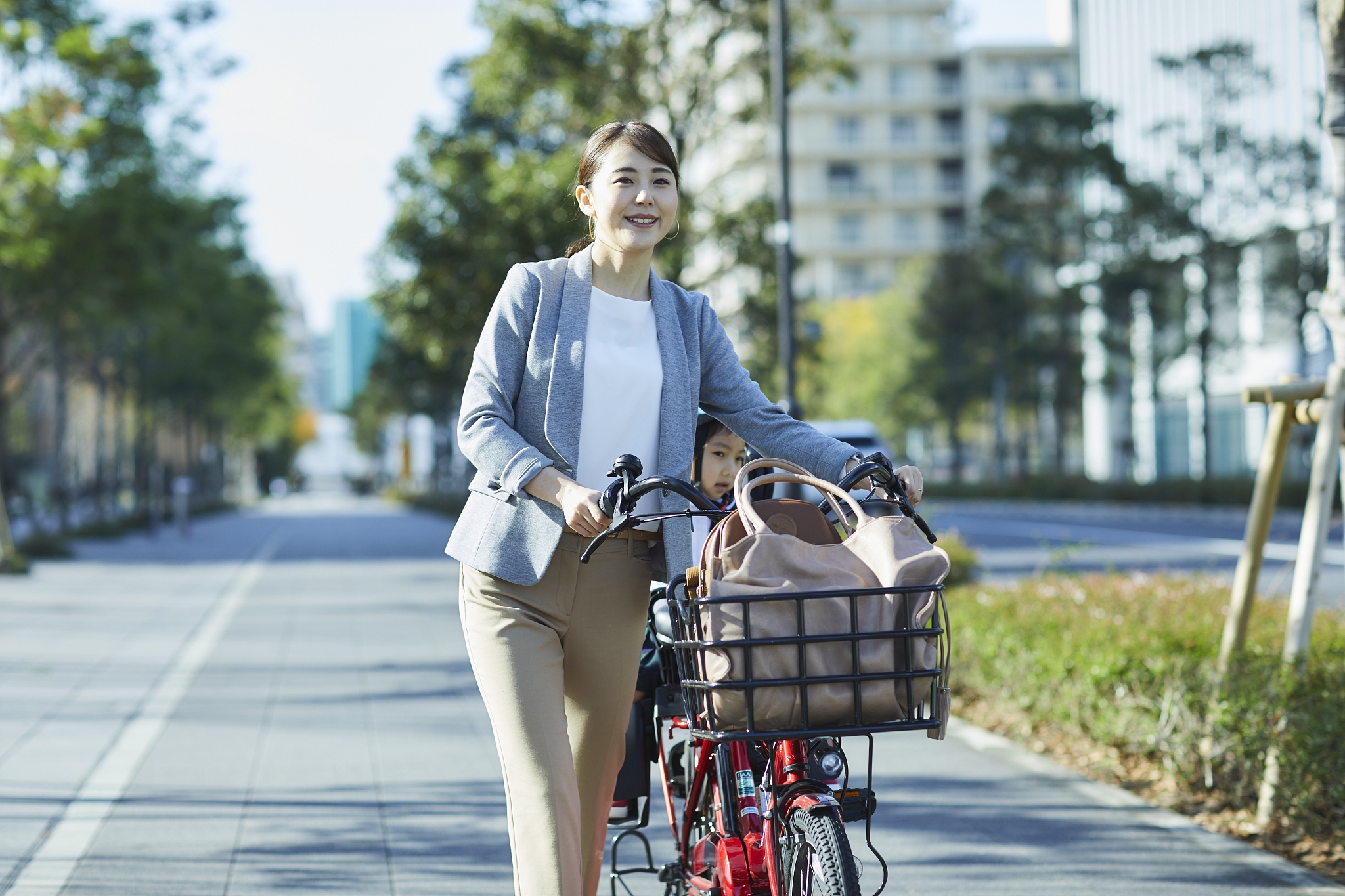 60岁父母仍在工作，这份爱令人感动