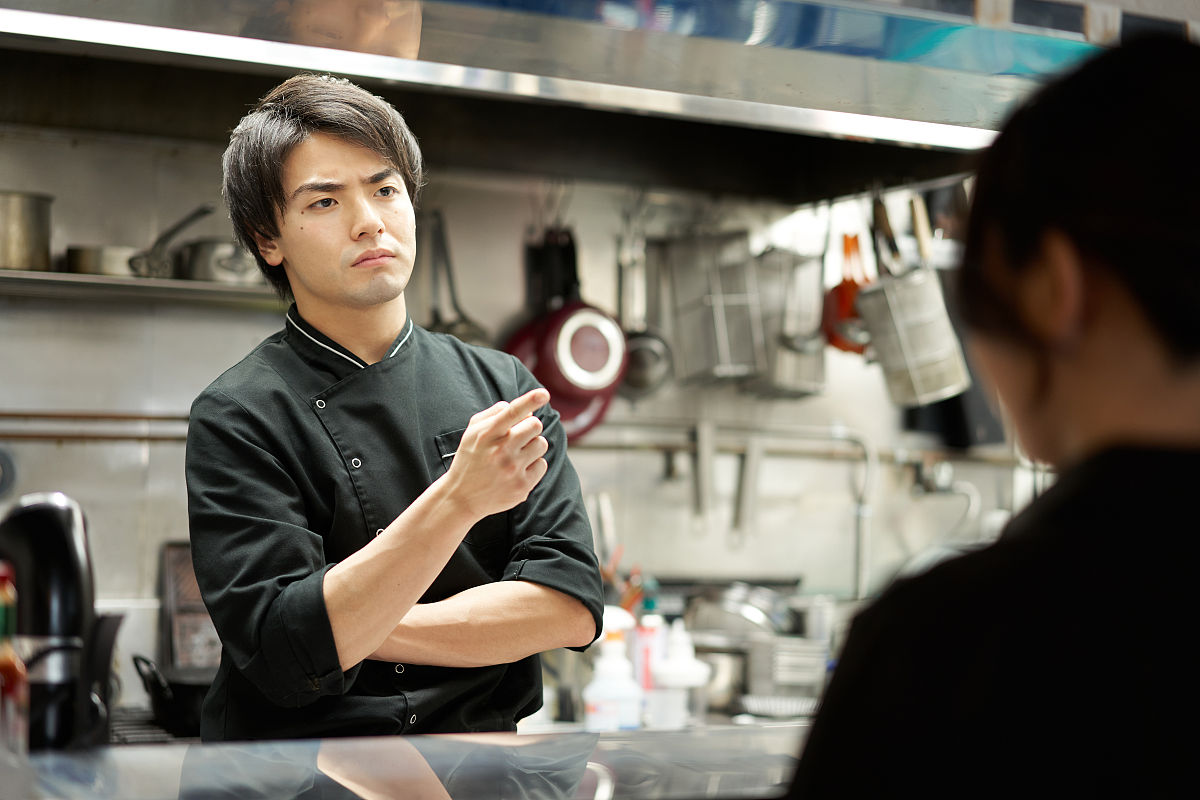 以下这段话如何换成另一种中文方式表达？完善内部基础管理指导下属工作合理分配任务