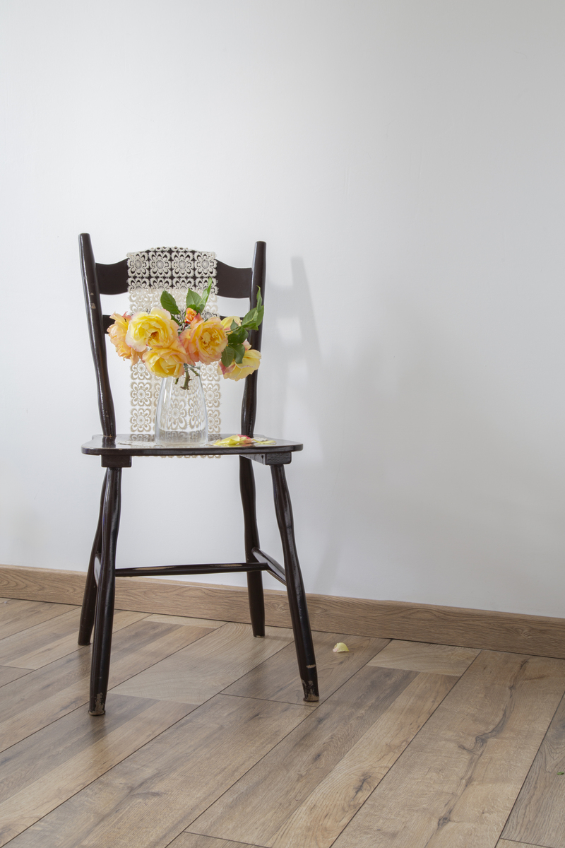 给我一个小清新风复古餐椅的形容句子 限制70字