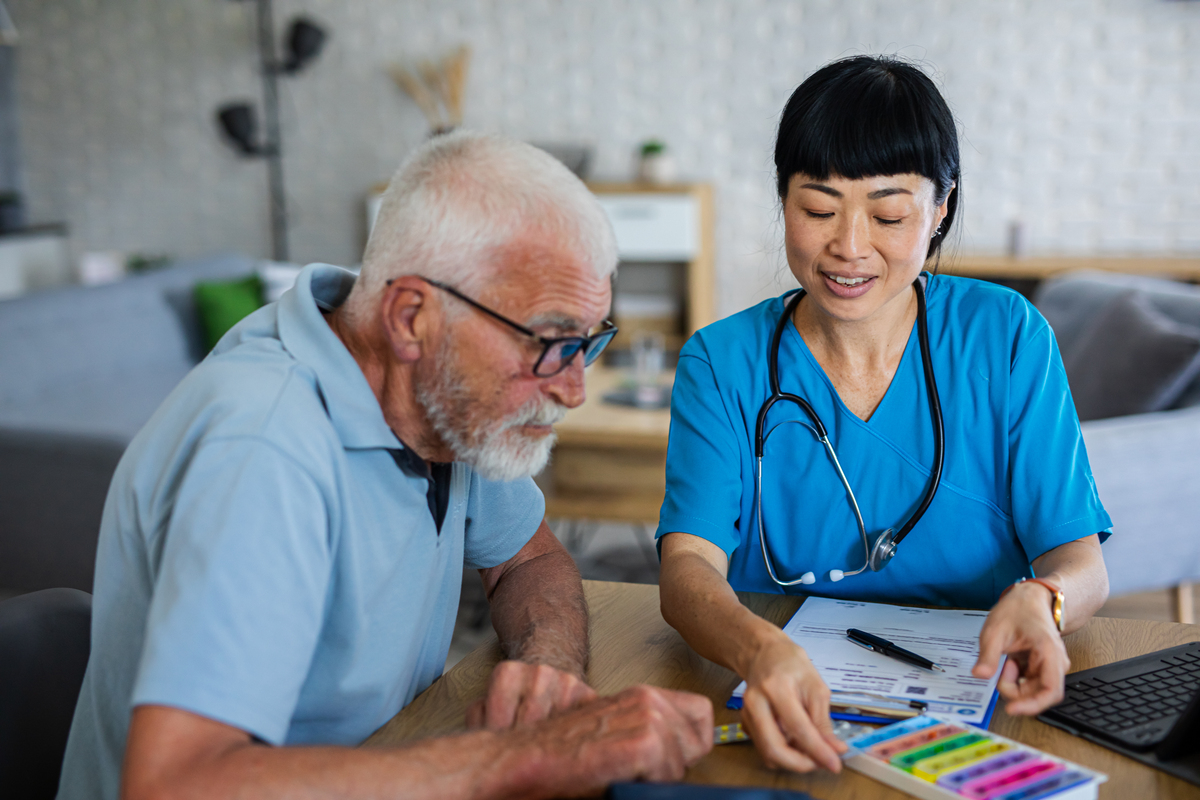 修改并扩写：第一对智慧养老认知不足。