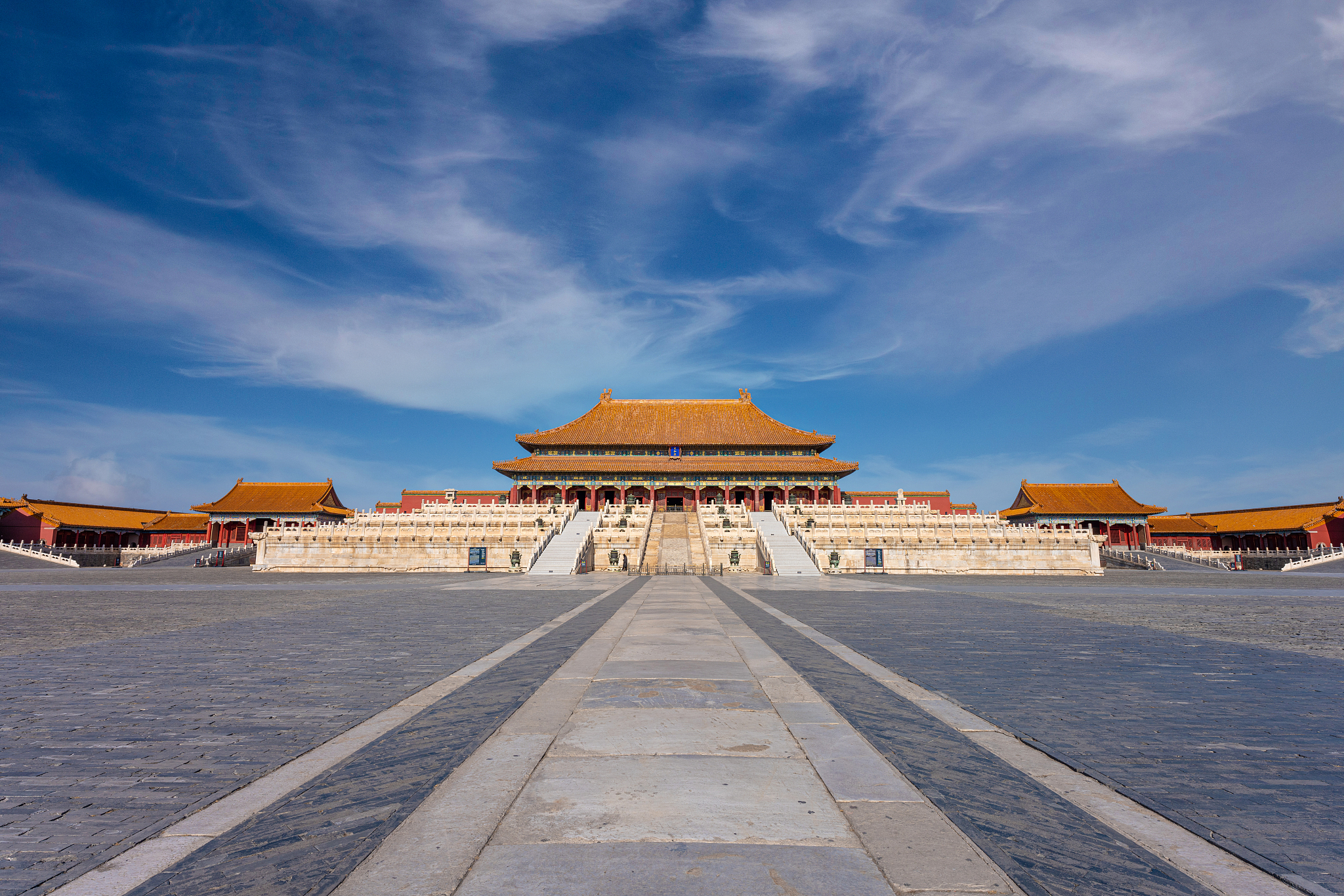 describe the forbidden city with different kinds of senses such as smelling or hearing