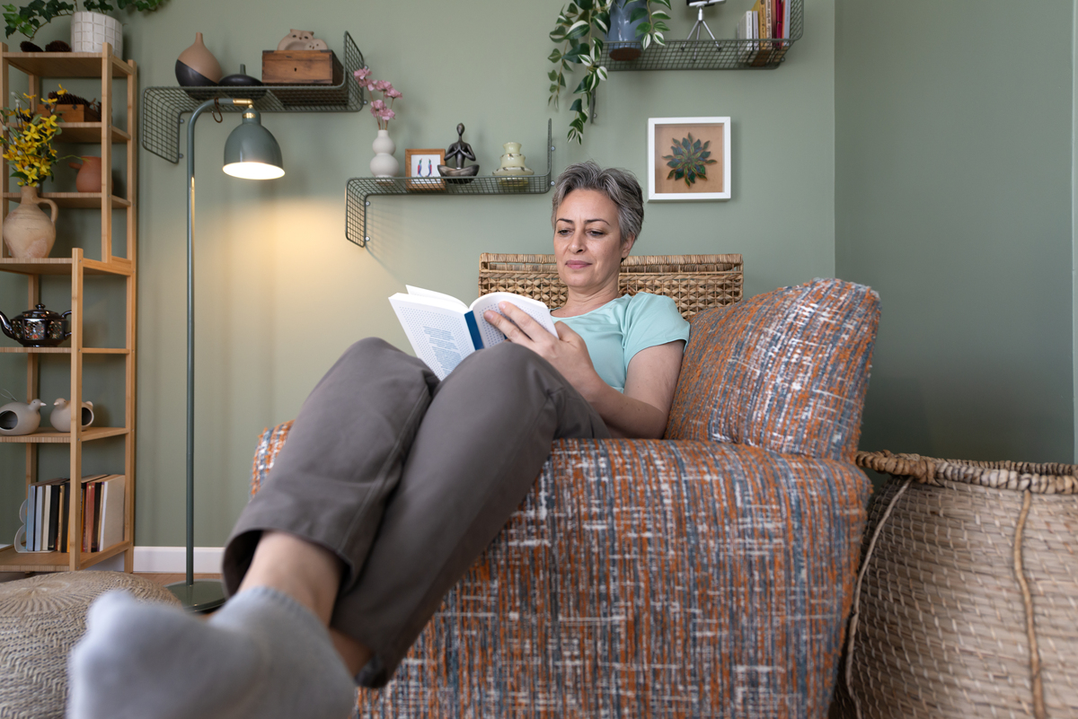 我从医院回来躺在床上但还是难以入睡所以我决定起来做点工作。我剥去了放在卧室橱柜上的保护纸换掉了空调系统的空气过滤器。我去杂货店买了杂货回到家把它们放好给自己准备了一杯咖啡配上覆盆子丹麦和橙汁。