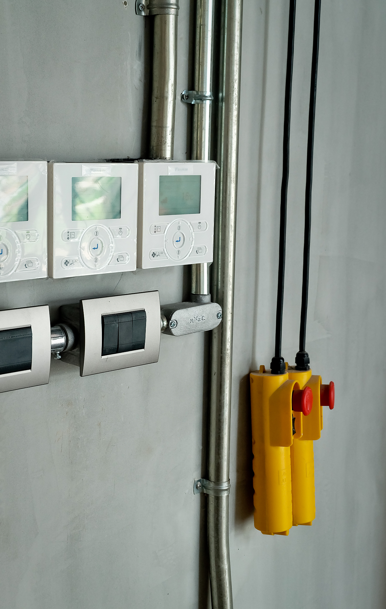 机房建筑应设置避雷装置或接地保护系统