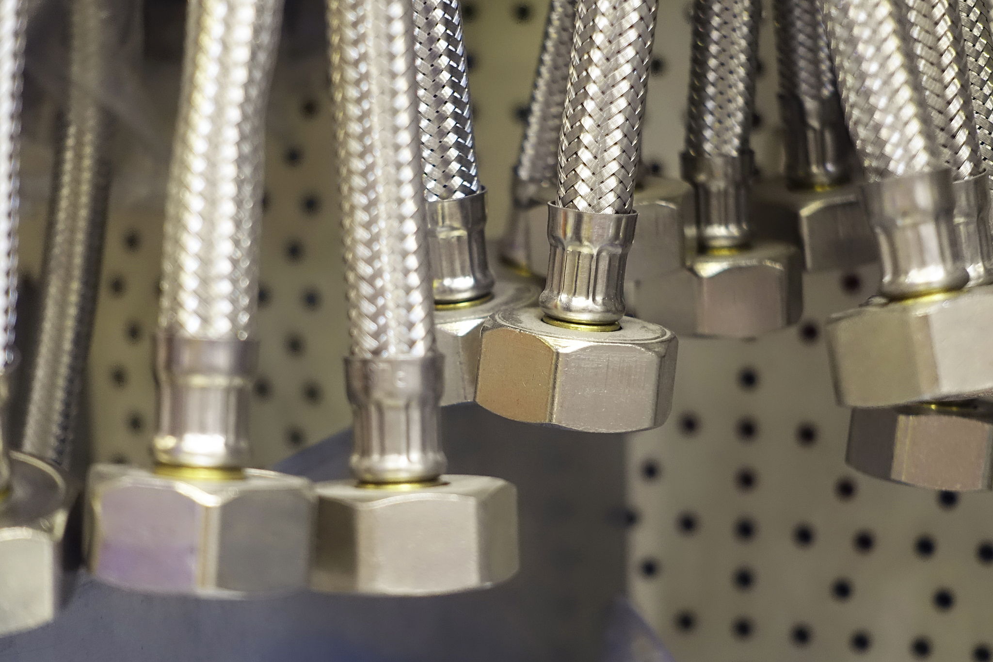 写一篇规范的关于超声自冲铆接设备的论文