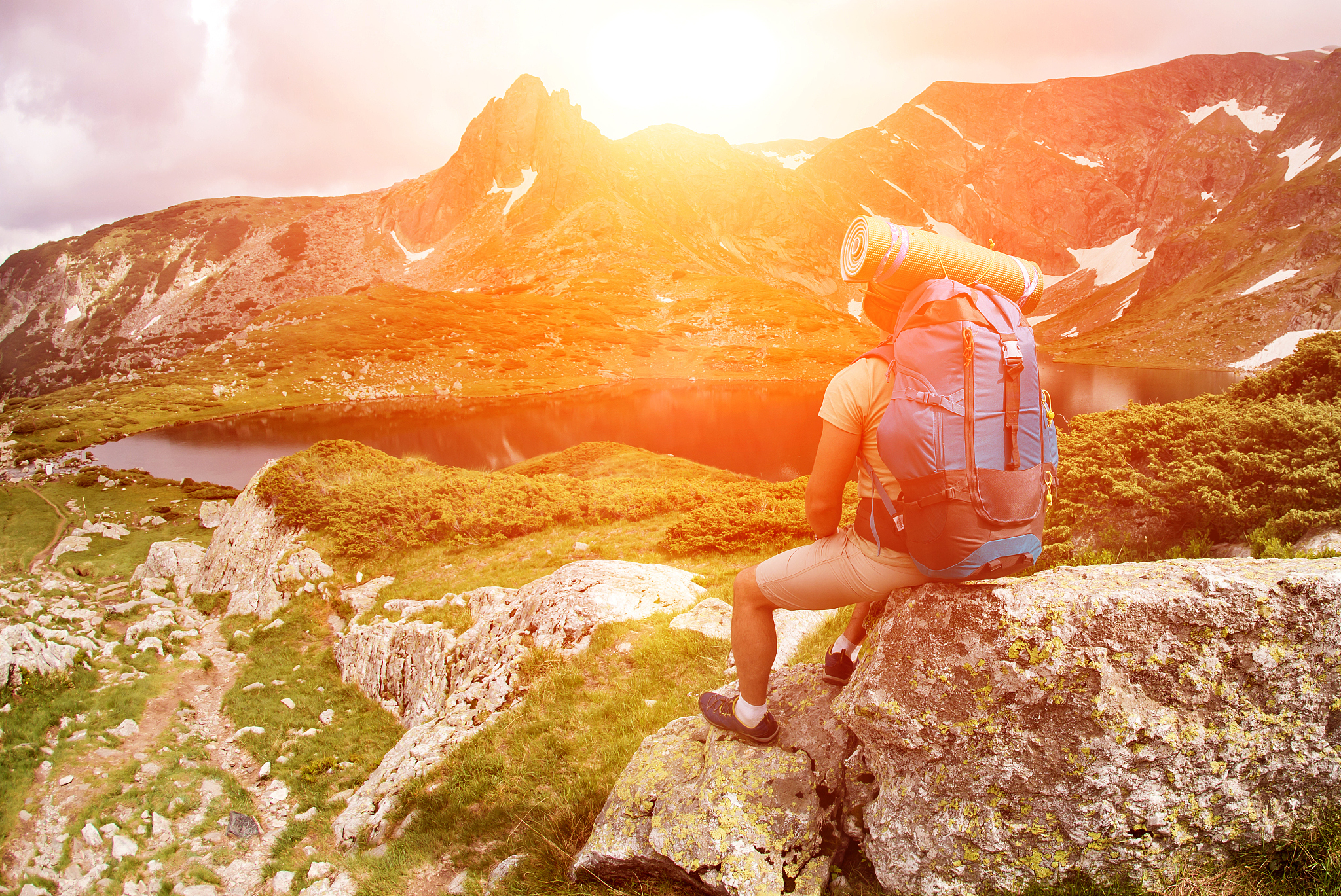 请使用01背包问题任务分配问题和资源分配问题设计一个问题并进行分析要求有c语言代码实现和分析