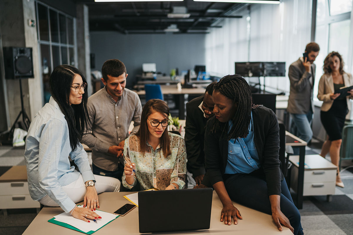 围绕模拟民族团结提案从存在问题、原因分析、提出建议三个方面来进行汇报工作