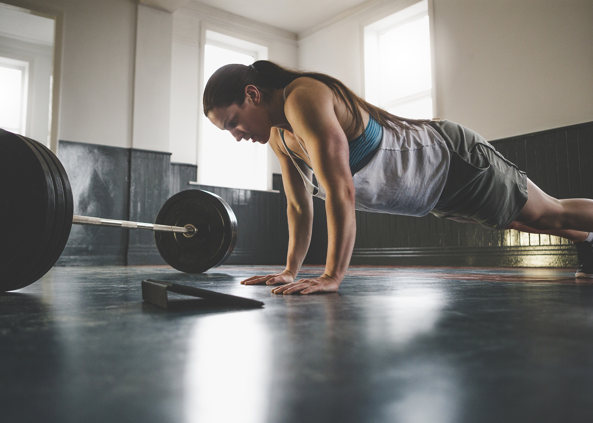 专业的健身教练我是一名健身新人身高168体重76kg健身零基础想要在三个月内减脂到正常体重请设计一套详细的适用于健身房的锻炼计划需要包含以下内容：1具体到每天需要做某项运动多少组或分钟以表格形式展示；2相应的饮食计划具体到一日三餐以表格形式展示；3以上锻炼不伤膝盖