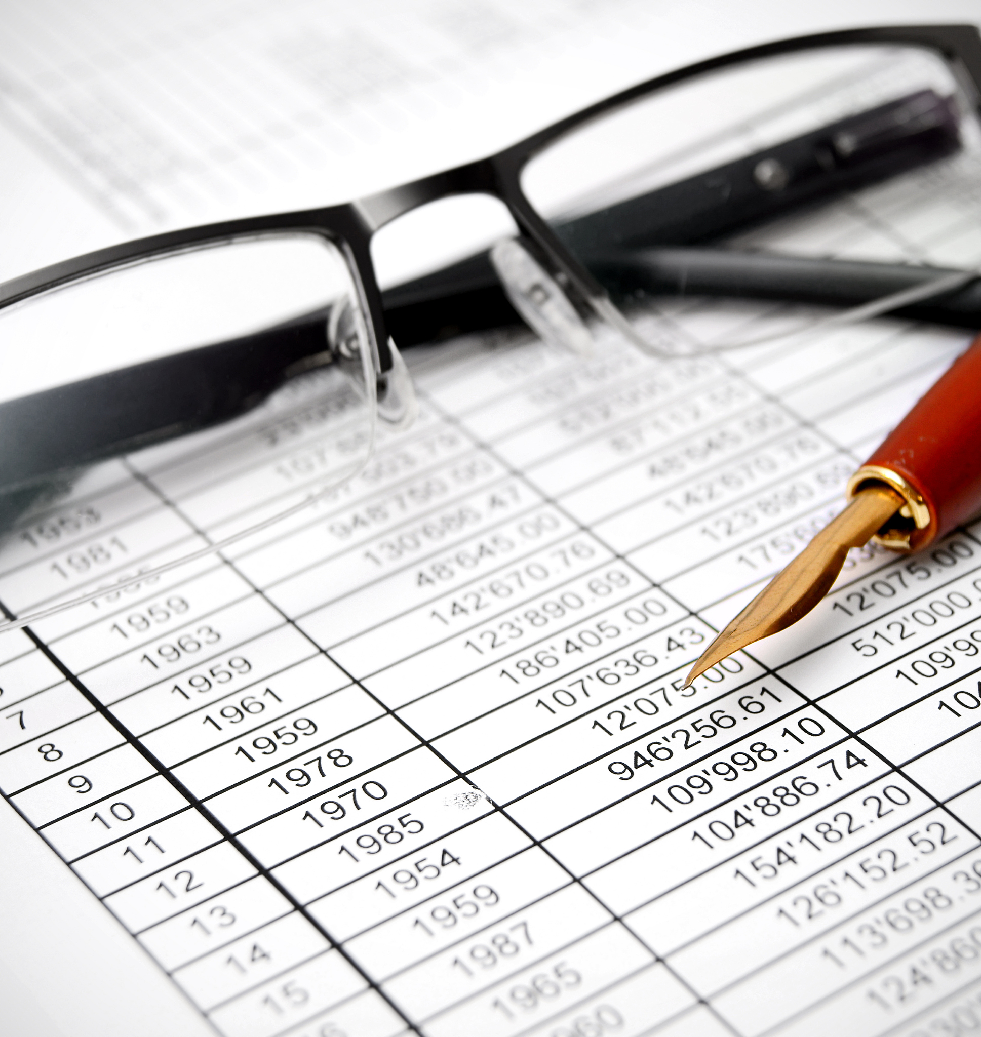 请将以下文字转换为系统功能点描述：利用已有的固定资产数据资源和网络资源实现特定时点的以帐对物、以物 对账式的资产清查。系统拟准备实现以下功能：可以利用条码采集设备对已粘 贴条码标签的资产进行快速清查准确率高、工作效率高、劳动强度低。也可以 对特定单位、特定使用人、特定地点的资产进行清查。