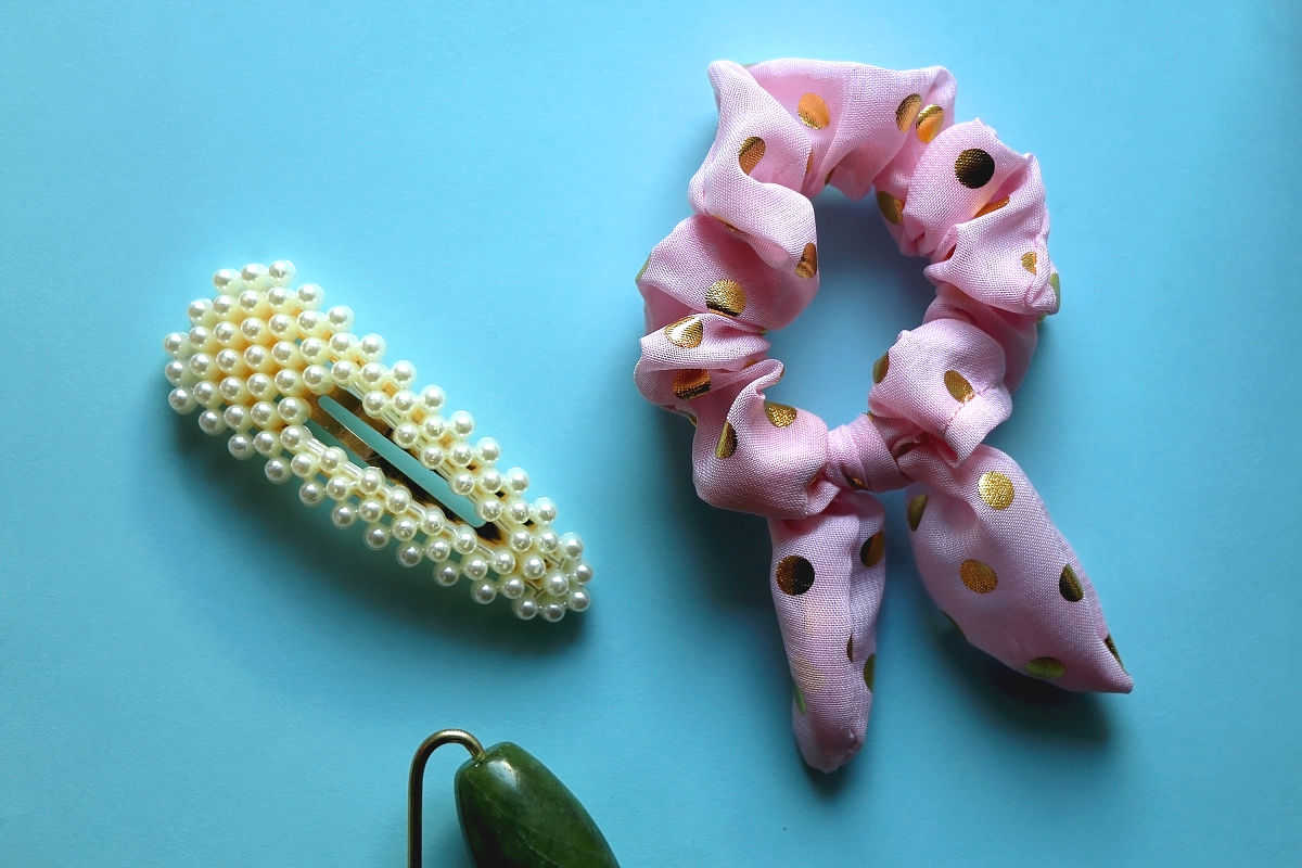 如何将手工艺品固定在胸针套装上？