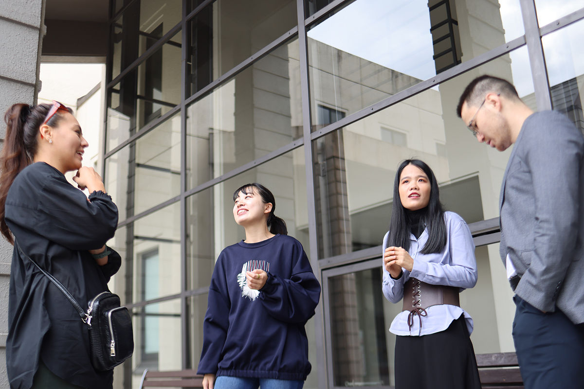 研究生喜欢在大学校园里演讲