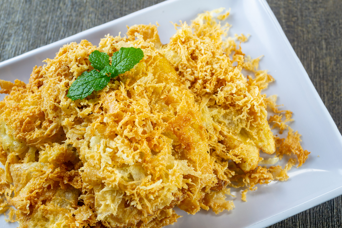 翻译北京烤鸭是中国传统的名菜之一以北京为代表的北方菜系的代表菜之一。北京烤鸭的制作历史悠久始于元朝至明清时期逐渐发展成为现在的烤鸭。北京烤鸭的特点是色泽红亮皮脆肉嫩香味浓郁营养丰富。制作时选用肥瘦相间的北京鸭先将鸭子宰杀、去毛、去内脏然后将鸭子腌制上佐料再挂在炭火上烤制经过多次翻转直到鸭皮变得金黄酥脆肉质鲜嫩。在食用时将鸭肉切成薄片配以葱、姜、酱料等佐料卷入薄饼中食用口感丰富、美味可口。北京烤鸭已