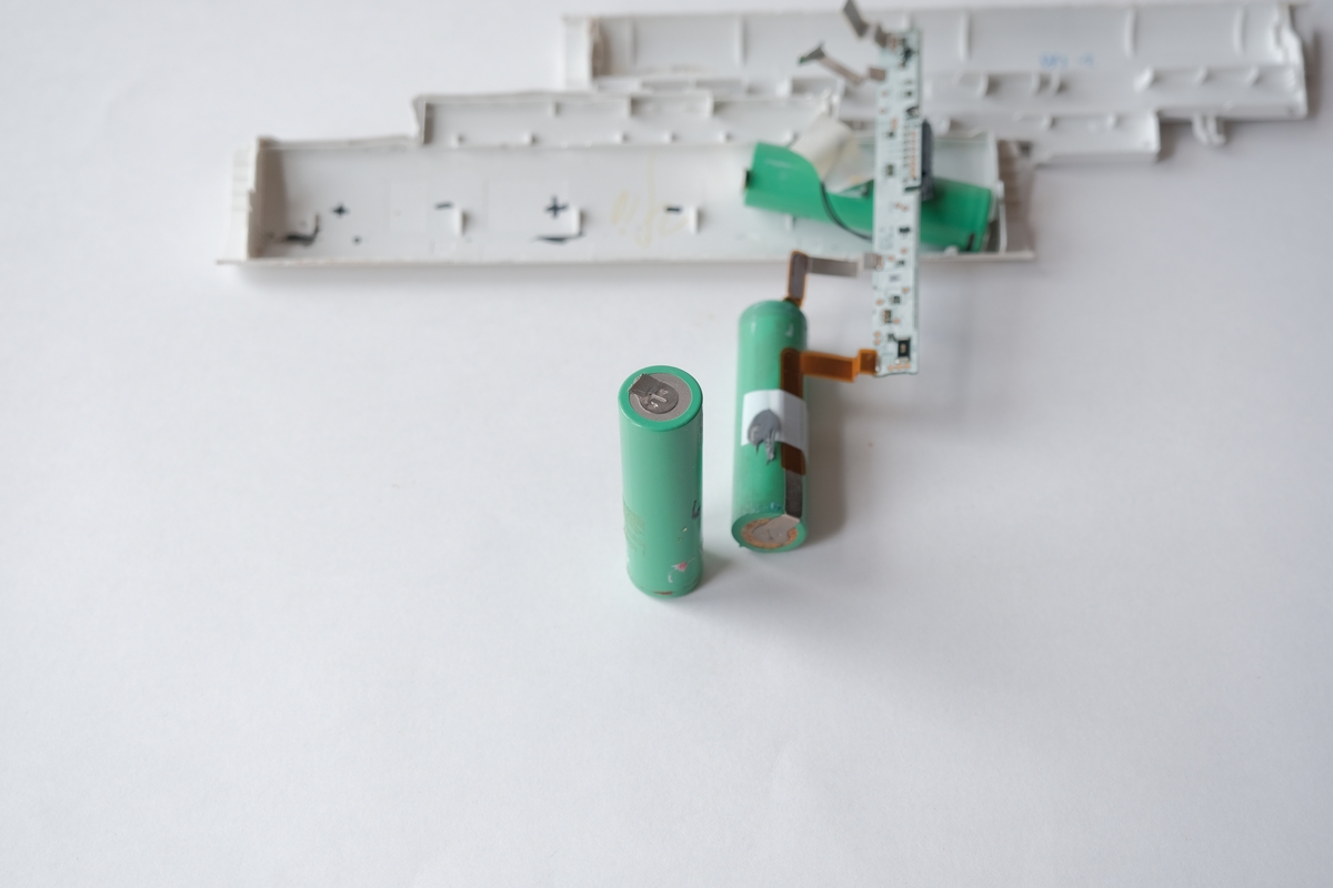 值得注意的是聚偏氟乙烯PVDF作为一种常见的压电材料。 请将这段话扩写降重