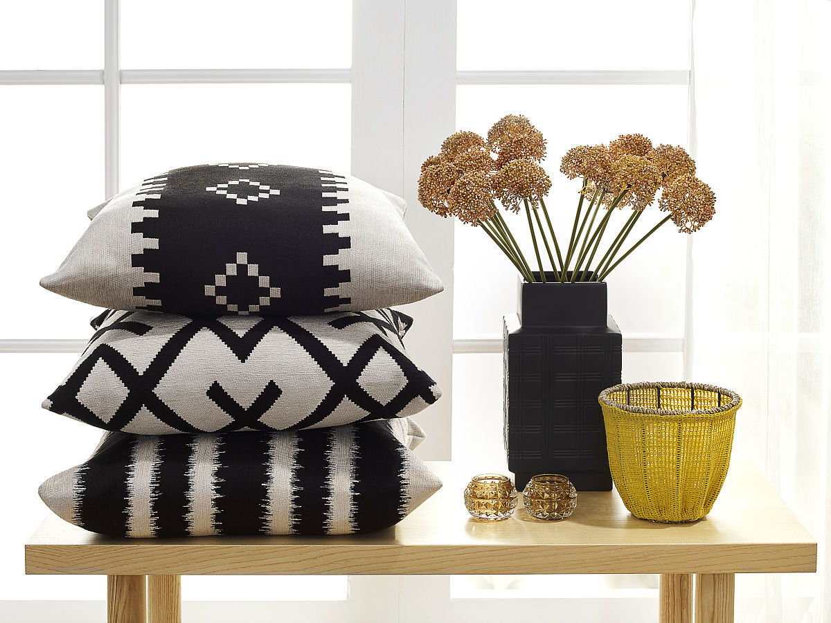 用自己的理解总结软装饰材料的特点写成一段话格式不少于300字。