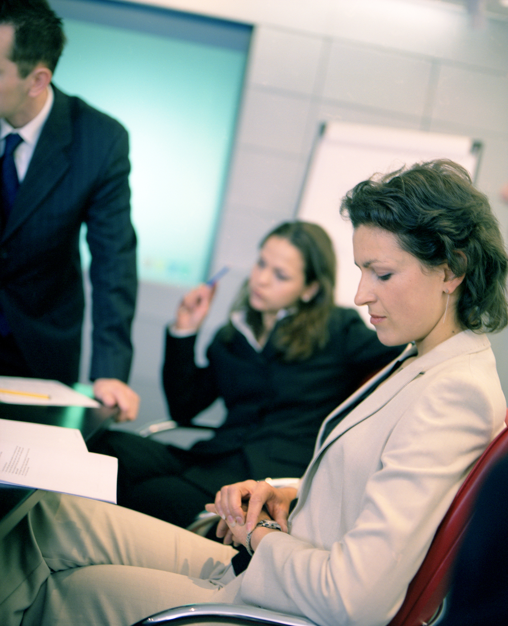 您好我的公司即将进行新董事长选举请帮我为露丝写一篇竞选推荐稿。露丝目前是销售经理。对于工作露丝会给出必须执行的明确和详细的指示如果员工没有完成任务她不接受解释。露丝认为给每个员工制定明确的目标是很重要的必须不惜一切代价遵守最后期限。露丝是一个很好的倾听者同时她告诉人们该怎么做。她不仅是个事必躬亲的经理还是一个果断的人。但如果她犯了错她会承认错误。她认为工作人员考核面谈每三个月一次讨论关于团队的弱点