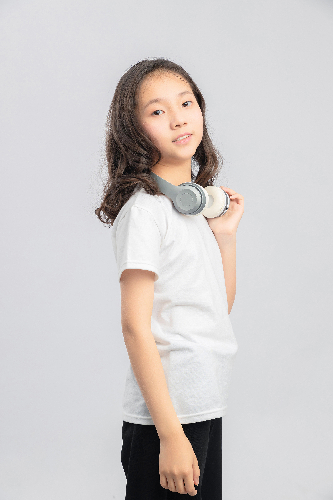 灰色背景里的亚洲小学女生