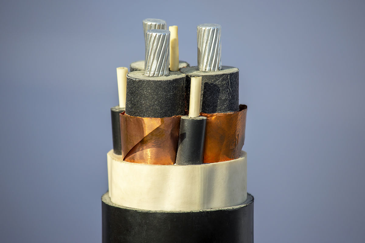 电缆芯外包层结构：保护与性能提升