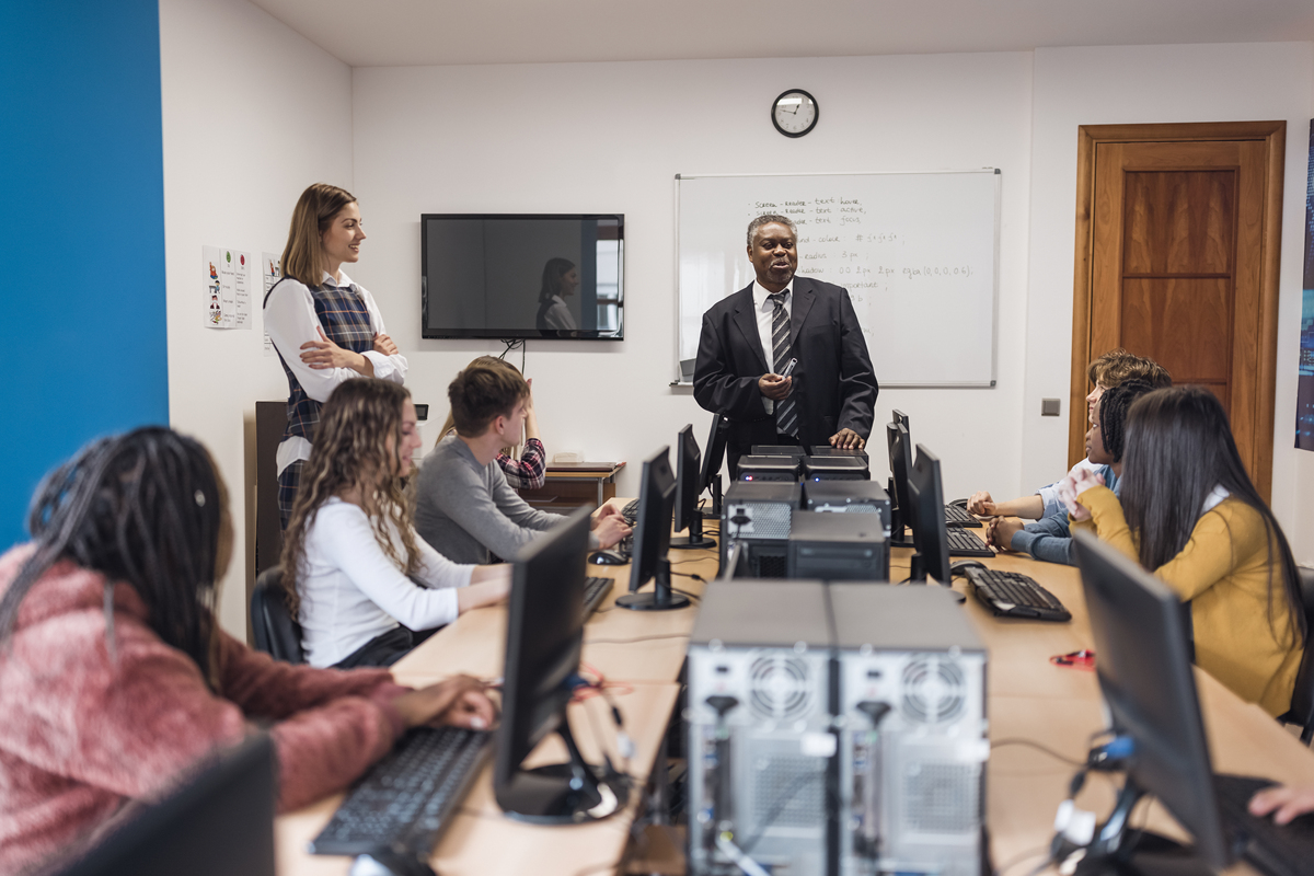 Hi dora我昨天晚上已经到达英国你今天在办公室吗？我想跟你见个面可以吗？感谢您一直以来对我的支持翻译成英文