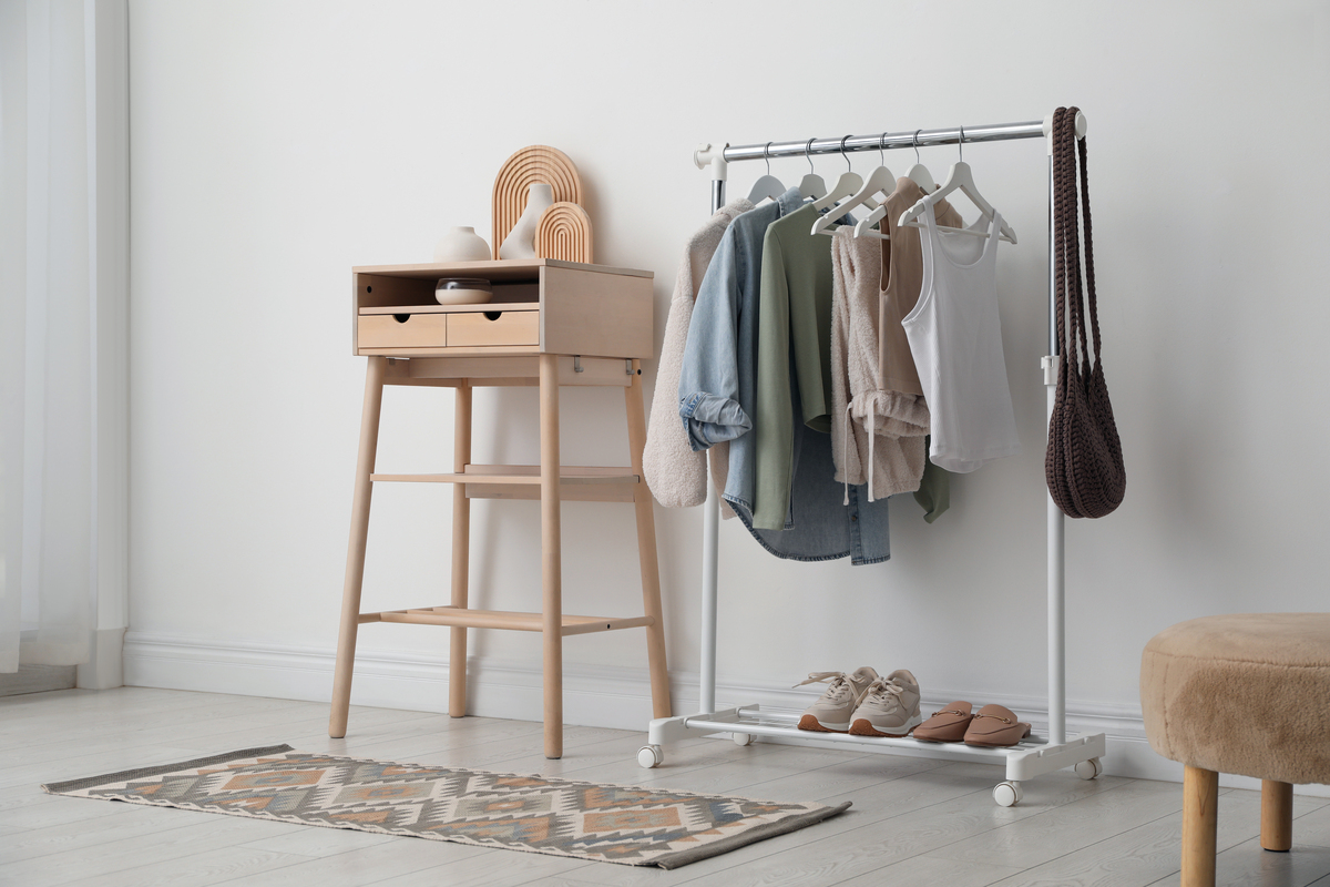 用美式英语写3条关于Laundry Room Drying Rack Wall Mounted Clothes Hanger Folding Clohes Wall Hanger Home Storage Organizer 2 Racks With Rod的好评以及其好评标题。结果格式为输出格式为：标题+：+好评内容。