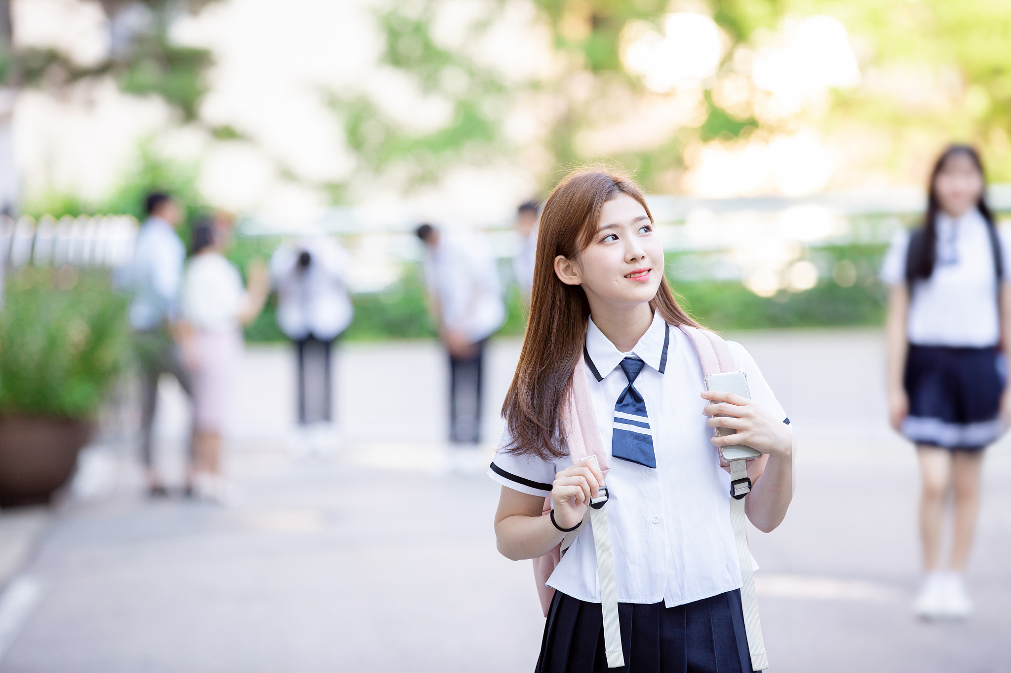 16岁深圳女生校服高马尾，开朗活泼学生形象