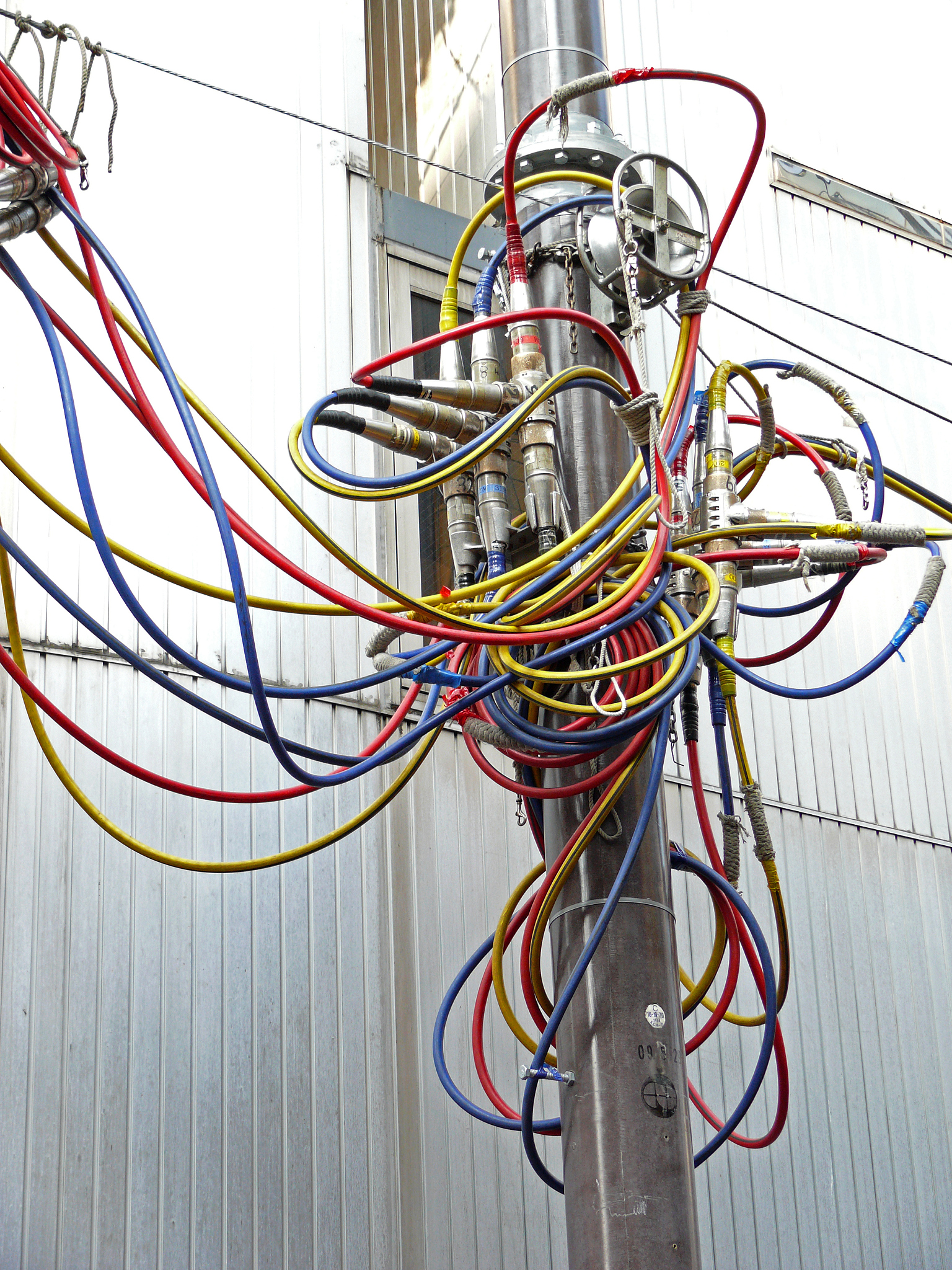 导线接地：保护人身和设备安全的关键措施