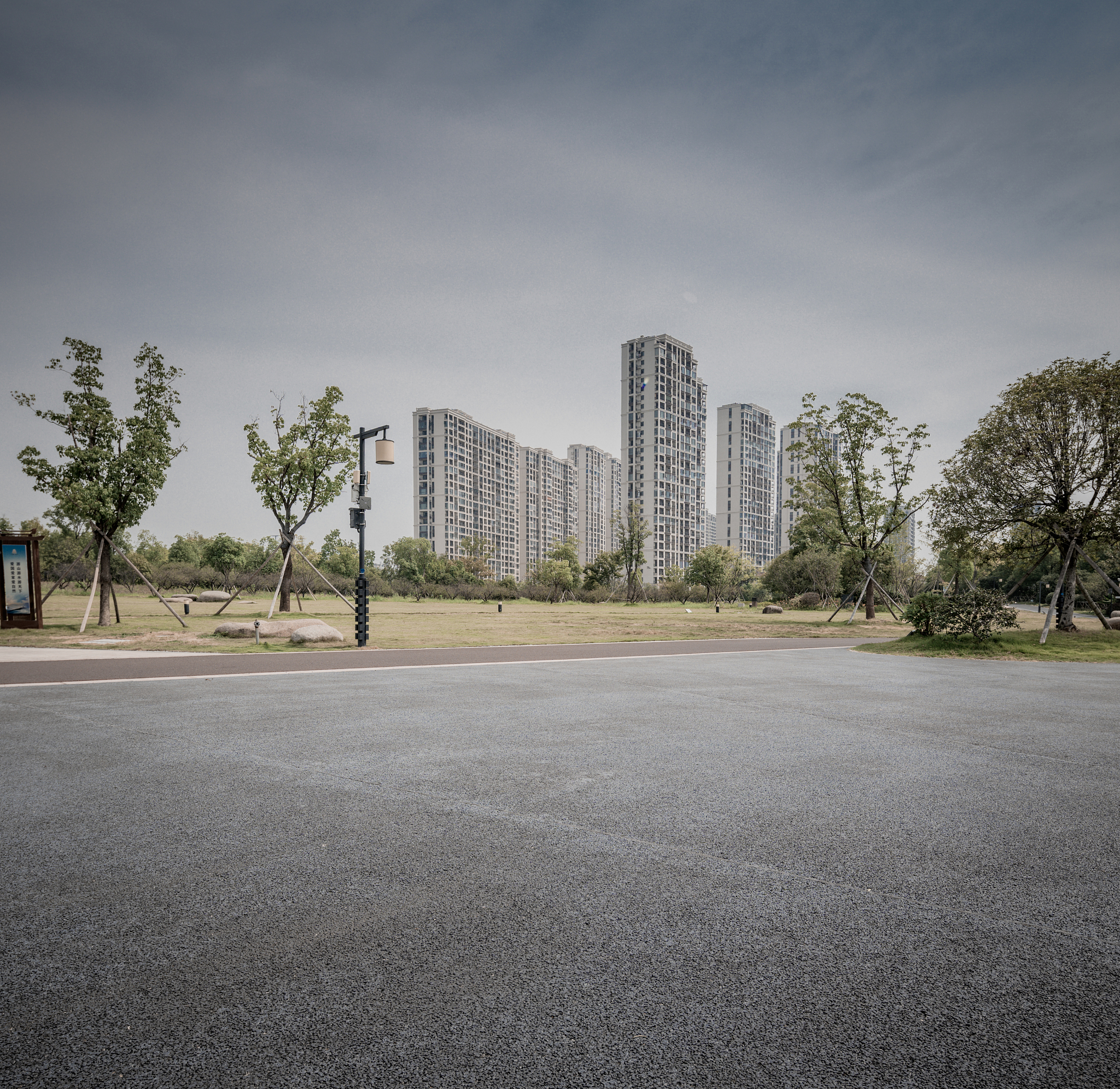 港务区绿地二期住宅小区混凝土道路三层灰土回填施工详解