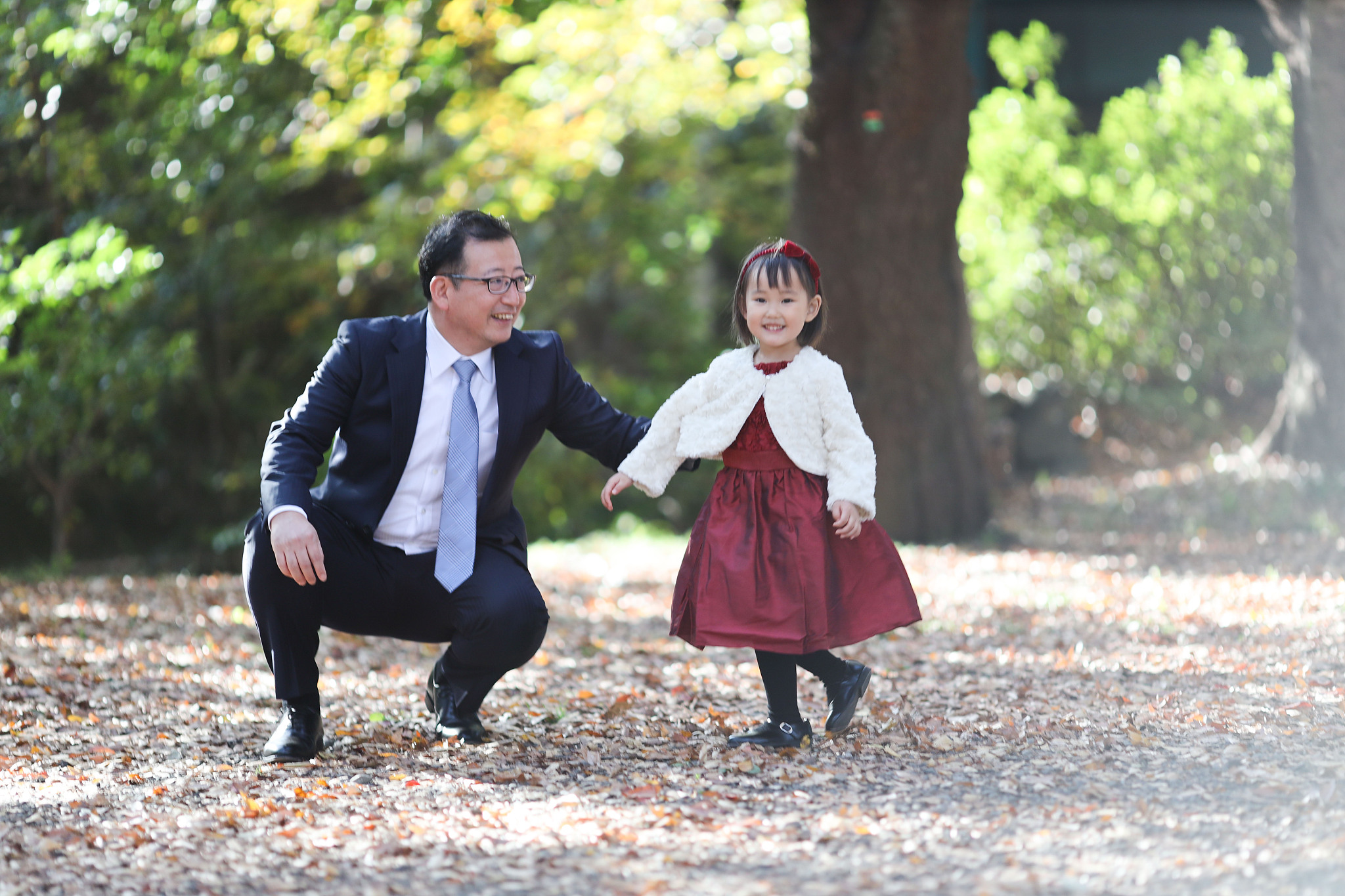 japanese parents with their daughter at shichi go san celebratio