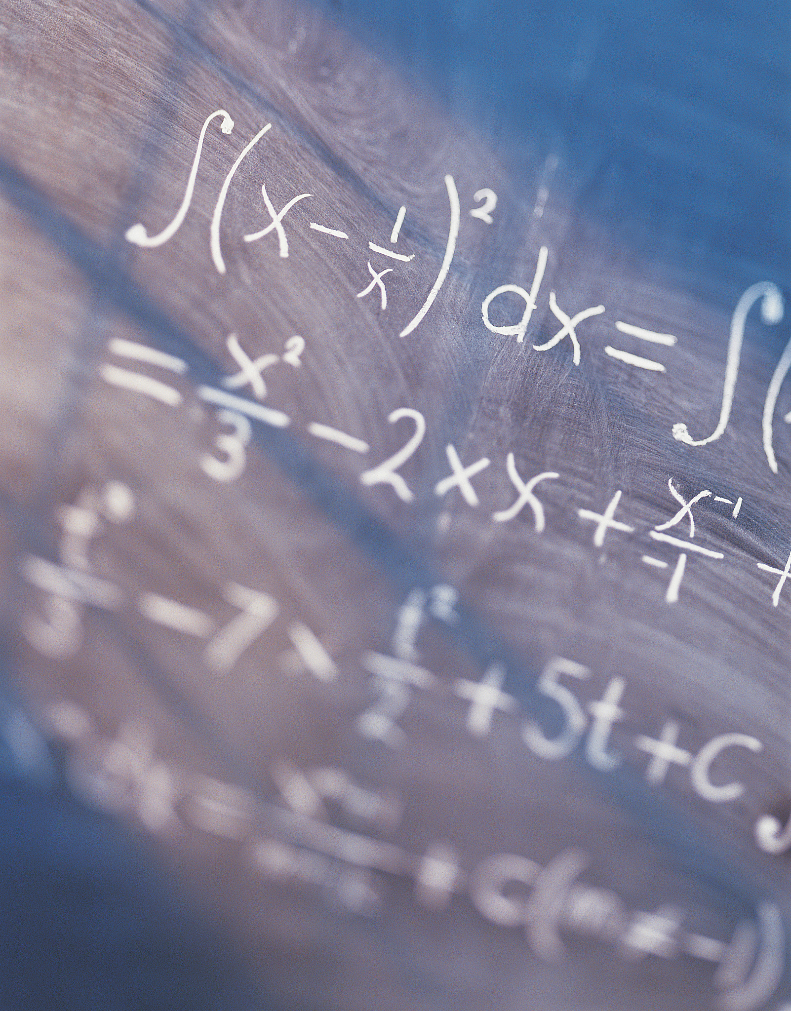 仿写下面的片段：当我拿着满纸红叉的数学卷子漫无目的地穿越过学校空旷的操场明媚的阳光似乎都挟带了一丝阴冷的温度。回到家急于把自己像封闭的蚕蛹一样包裹起来孤独地蜷缩于冰冷的墙角。泪水决堤蔓延到嘴边的咸涩悄无声息地把我悲伤的灵魂淹没。