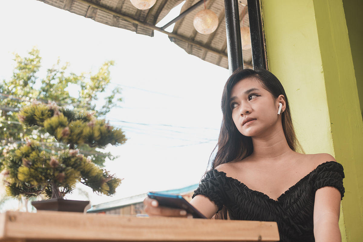 等待女朋友消息时的心情：如何应对焦虑和期待？