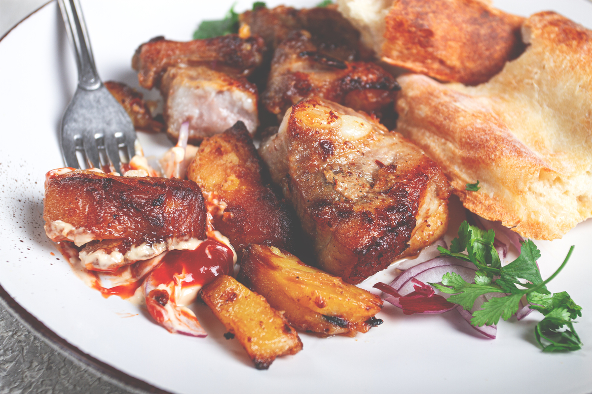 比如猪扒可以在家不想起早做饭半夜下班点不到外卖饿了稍微一加热几分钟就能吃上西餐一样的烤肉在比如梅肉块平常夏天热不想出去吃烧烤。在家轻松几分钟就能做出烧烤不会做的俩人轻松一串就可以平常不想吃烧烤了还能炖菜做烤肉都可以这种 每条文案在150字做左右的广告文案 总共写十篇